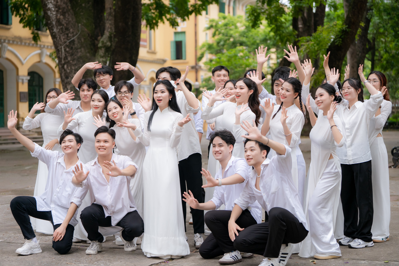 MV được quay tại trường THPT Chu Văn An (Hà Nội). MV được quay tại trường THPT Chu Văn An (Hà Nội).