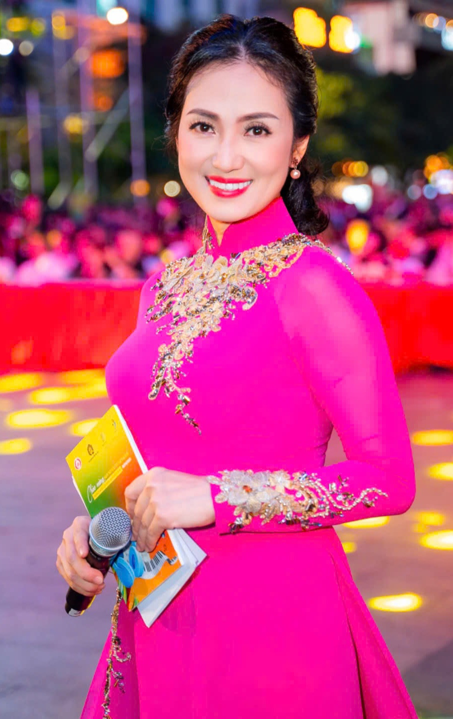 MC Phương Thảo từng dẫn chương trình thời sự trên HTV và các game show Vui để học, Vượt lên chính mình...