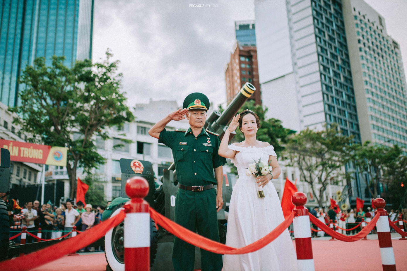 Bộ ảnh độc đáo bên trận địa đại bác. Ảnh: Pegasus Studio. Bộ ảnh độc đáo bên trận địa đại bác. Ảnh: Pegasus Studio.