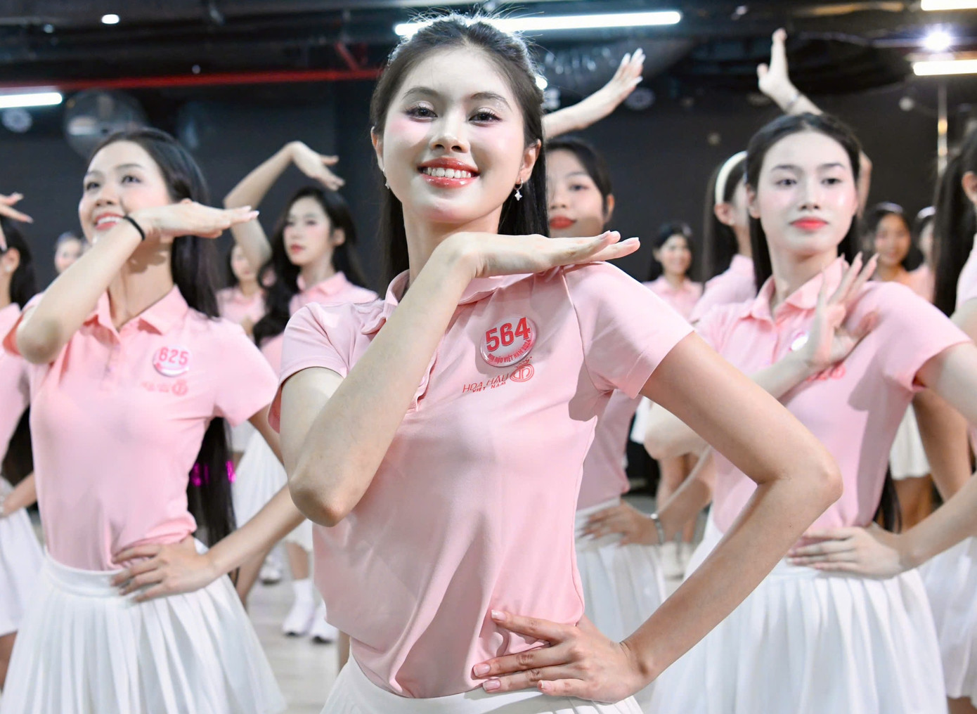 Chiều 11/4, thí sinh Hoa hậu Việt Nam 2024 luyện tập vũ đạo với huấn luyện viên EnV. Bài tập vũ đạo khiến các thí sinh hào hứng. Đây cũng là buổi tập luyện tiết mục đồng diễn cho đêm chung khảo sắp tới tại Hà Nội.