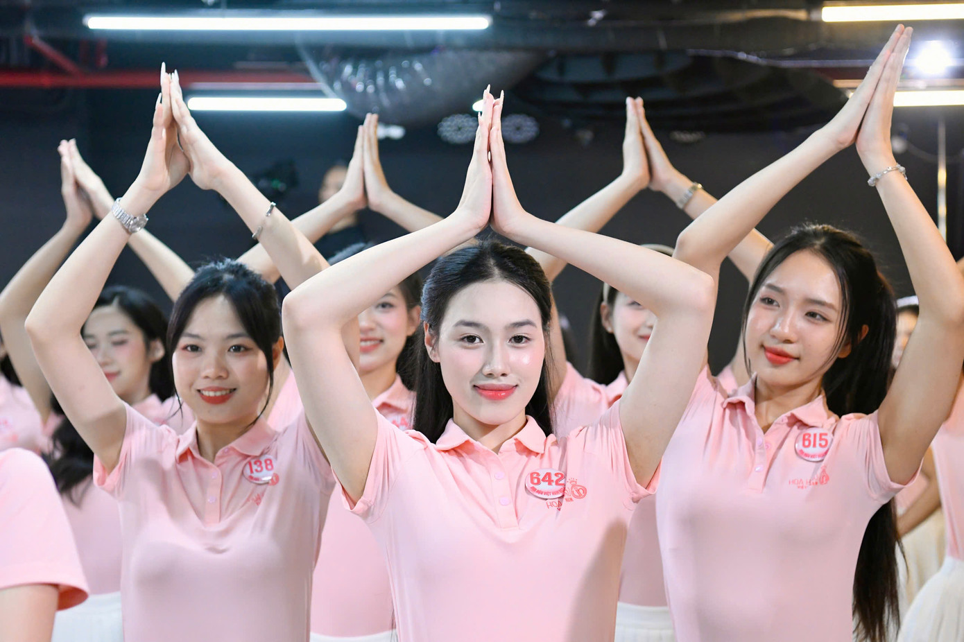 Huấn luyện viên chia các thí sinh thành từng nhóm nhỏ để luyện tập hiệu quả hơn. Buổi tập kéo dài khoảng 2 tiếng.