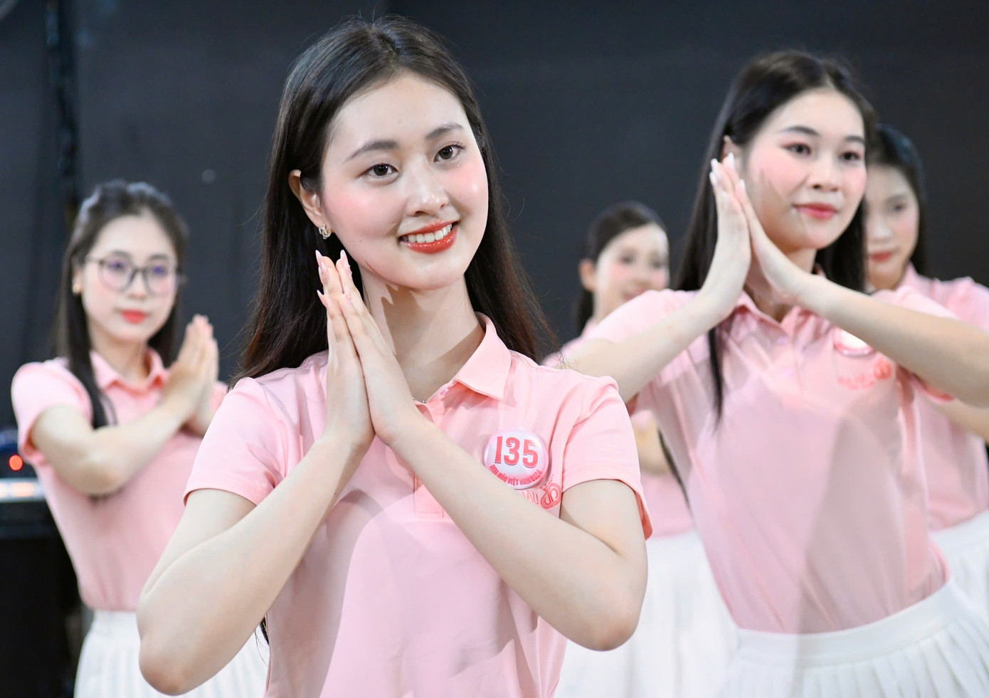 Thí sinh Hoa hậu Việt Nam khoe nhan sắc trên sàn tập.