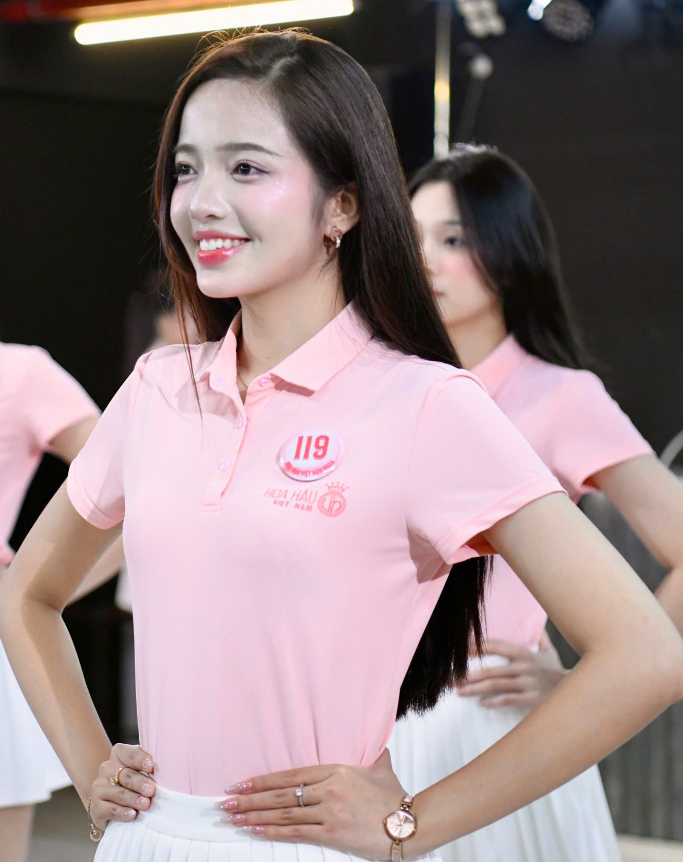 Thí sinh Bùi Thùy Nhiên (trái) và Võ Thị Thanh Bình tranh thủ ôn bài trong giờ nghỉ giải lao. Ngoài thời gian tập với huấn luyện viên, các thí sinh cũng tranh thủ sửa dáng, học lại động tác với nhau.