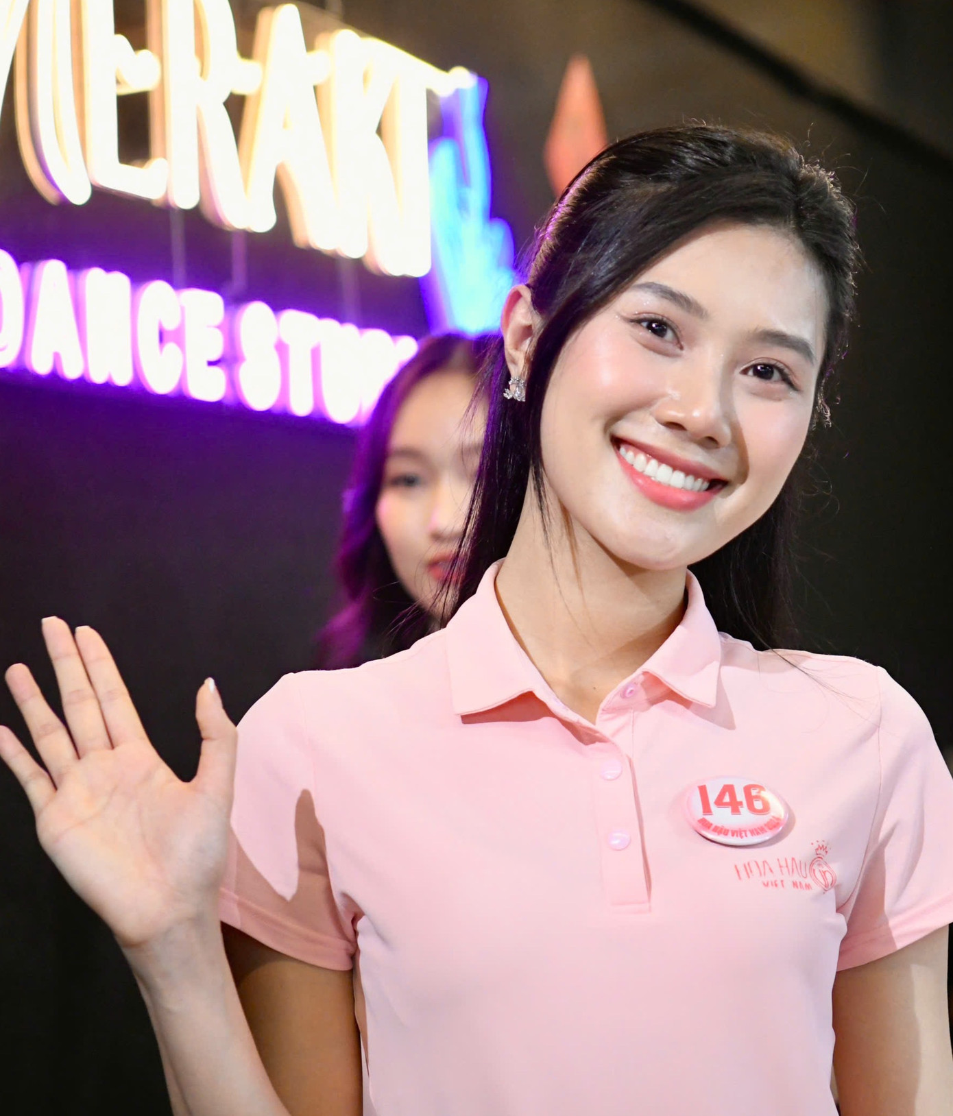 Thí sinh Bùi Thùy Nhiên (trái) và Võ Thị Thanh Bình tranh thủ ôn bài trong giờ nghỉ giải lao. Ngoài thời gian tập với huấn luyện viên, các thí sinh cũng tranh thủ sửa dáng, học lại động tác với nhau.