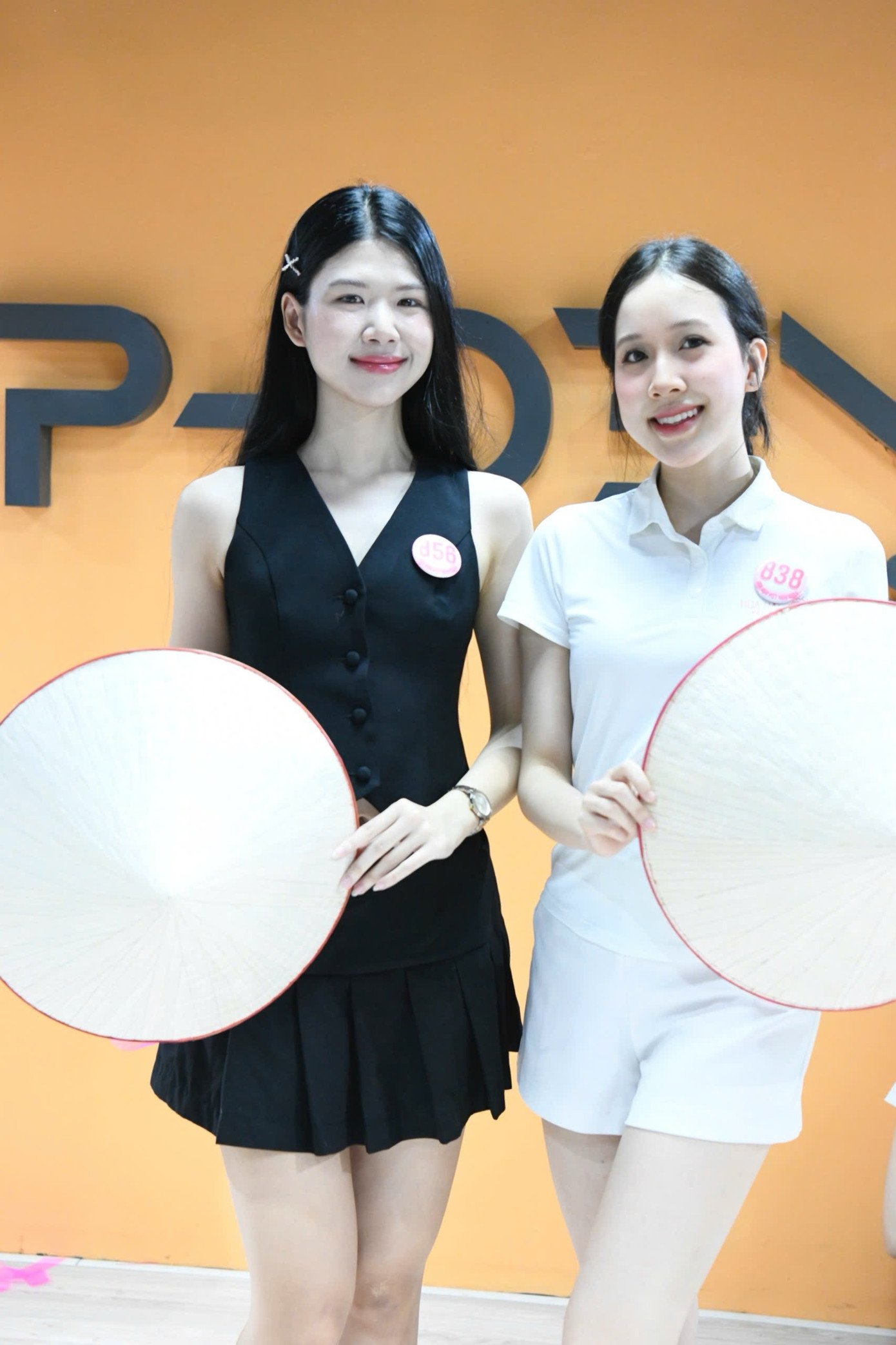 Đinh Hoàng Linh Đan và Hà Thu Trang trong buổi tập vũ đạo trước thềm Chung khảo Hoa hậu Việt Nam.