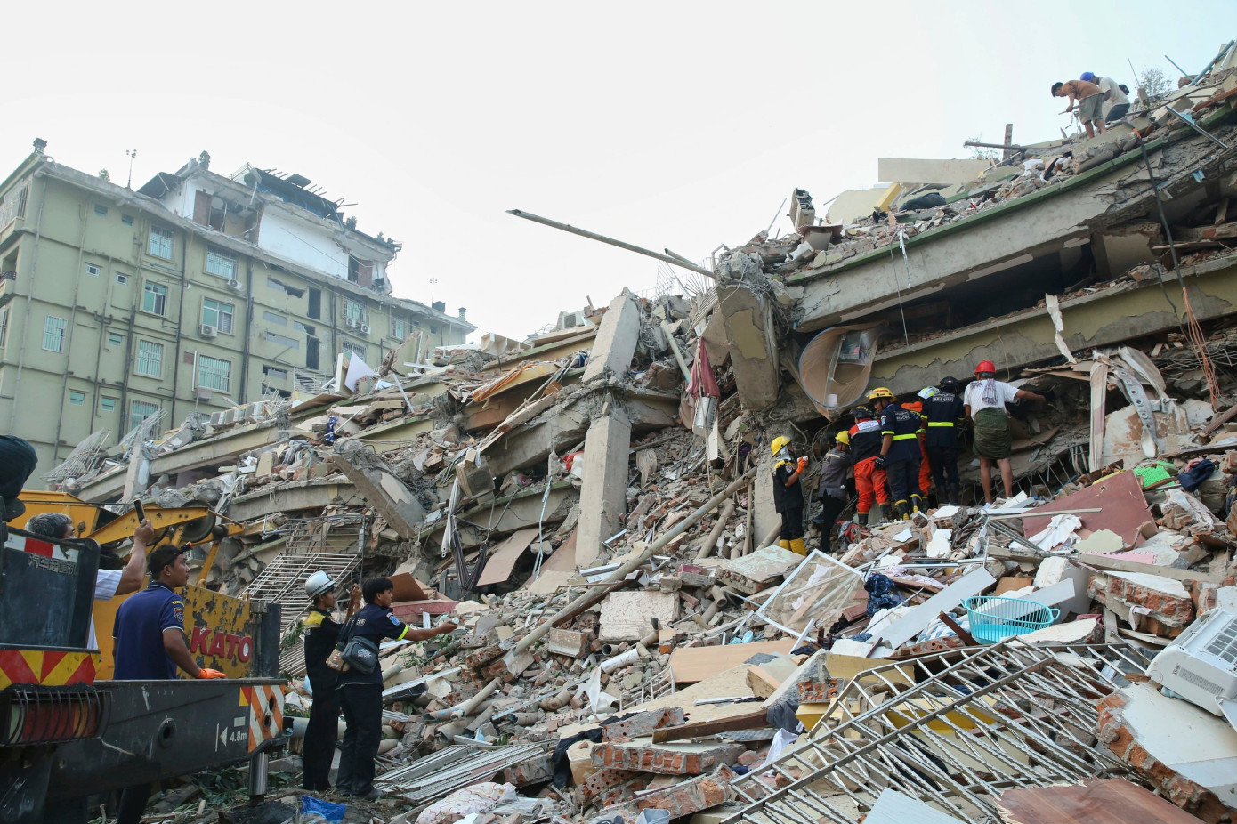 Lực lượng cứu hộ tìm kiếm các nạn nhân vụ động đất tại Mandalay (Myanmar) hôm 30/3. Ảnh: AP. Lực lượng cứu hộ tìm kiếm các nạn nhân vụ động đất tại Mandalay (Myanmar) hôm 30/3. Ảnh: AP.