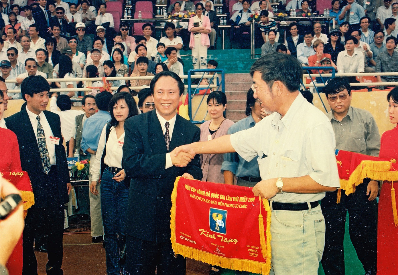 Nhà báo Dương Xuân Nam tại siêu cúp bóng đá quốc gia lần thứ nhất (năm 1999). Ảnh: Phạm Yên.