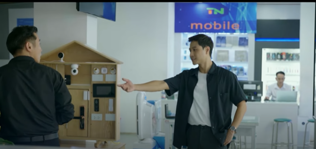 Vũ đến cửa hàng điện thoại lớn ở Đông Bình để tìm hiểu. Vũ đến cửa hàng điện thoại lớn ở Đông Bình để tìm hiểu.