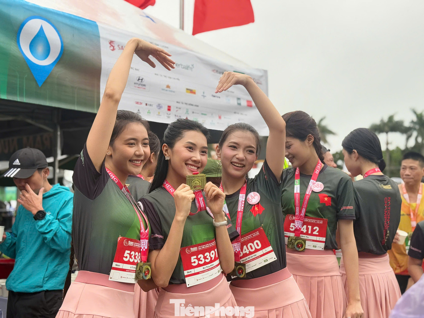 Khoảnh khắc ấn tượng sau khi các cô gái cùng nắm tay nhau về đích. Thí sinh Trần Minh Thu cho biết trước khi bước vào đường chạy, cô khá hồi hộp. Minh Thu coi đây là trải nghiệm đẹp trong hành trình Hoa hậu Việt Nam 2024. "Trước khi chạy, tôi và các bạn động viên nhau phải cố gắng hết mình, không bỏ cuộc", Minh Thu nói.