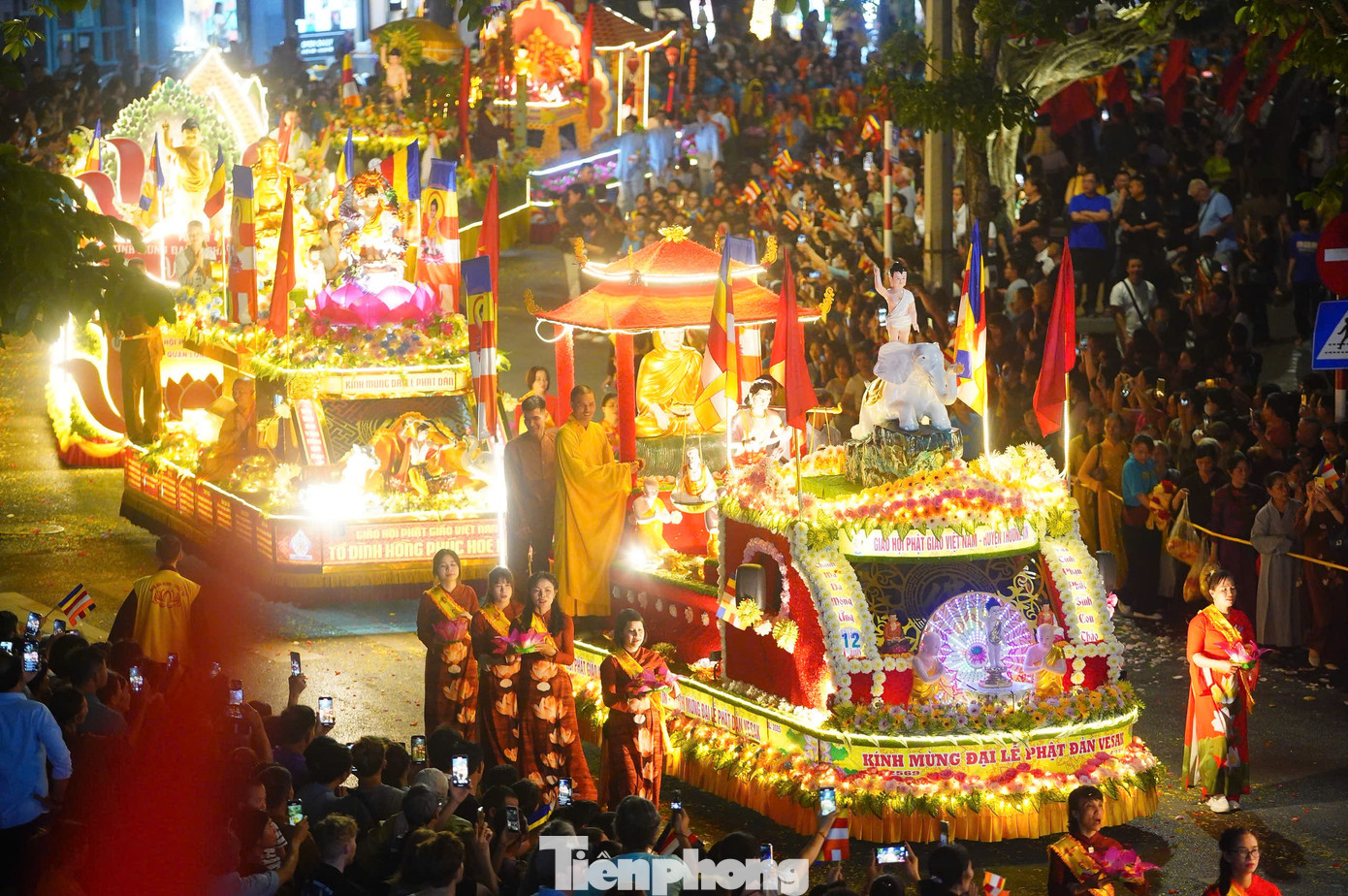 Cảnh tượng chưa từng có trên đường phố Thủ đô.