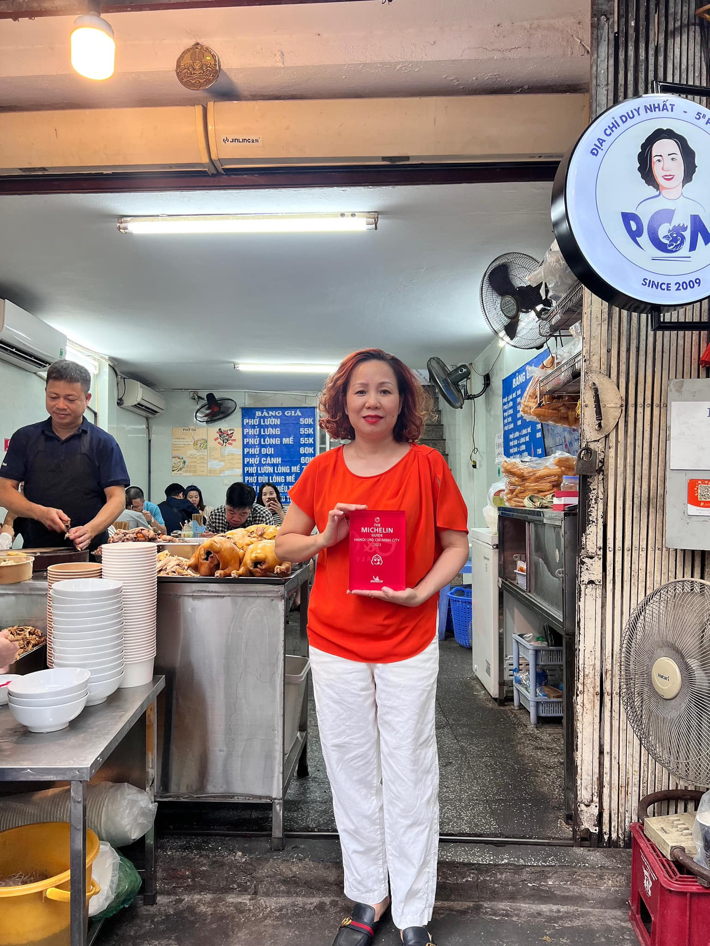 Chủ quán phở gà Nguyệt bên giải thưởng của Michelin.