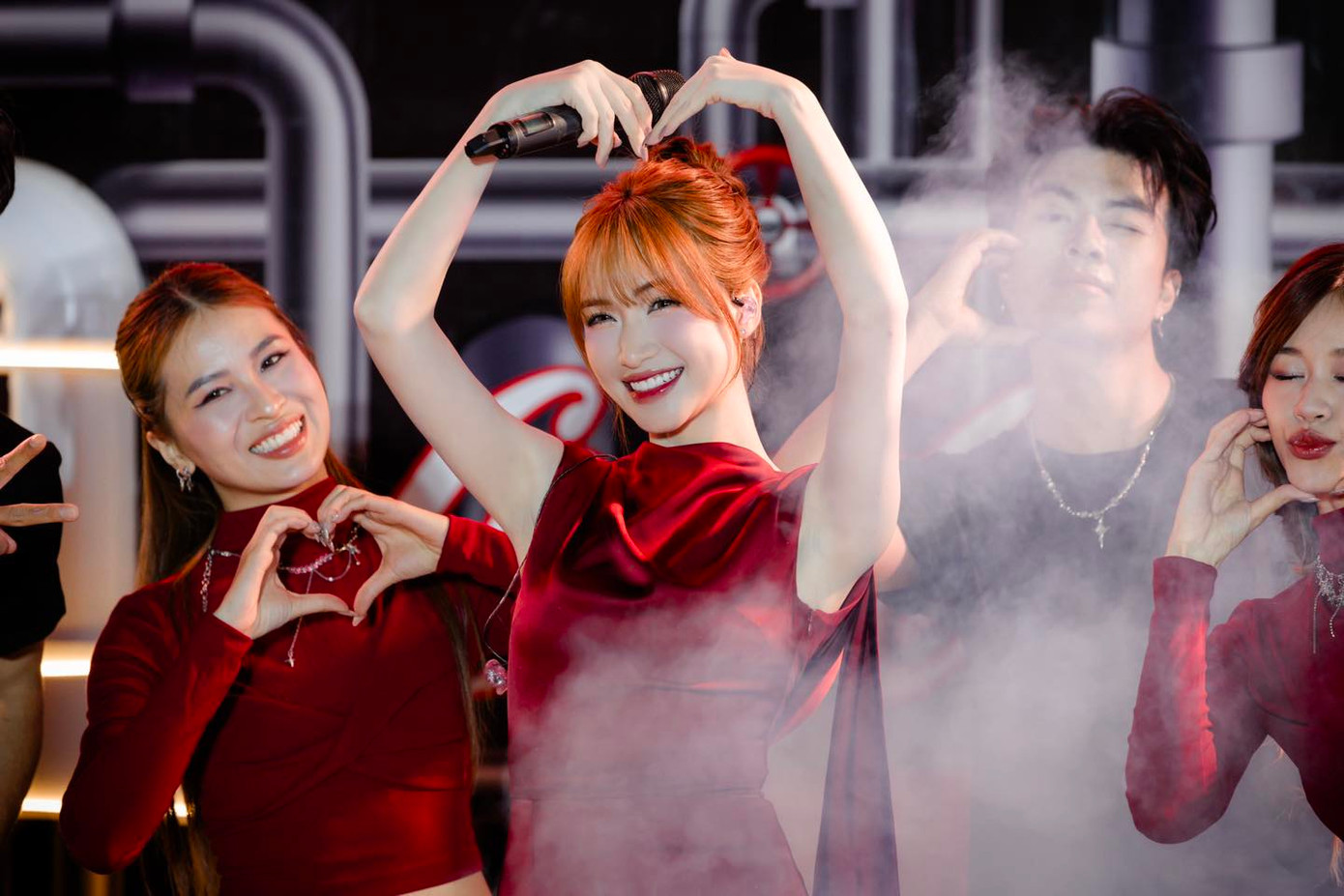 Hòa Minzy hát ở Hà Nội trước khi nhập viện vì suy nhược cơ thể.