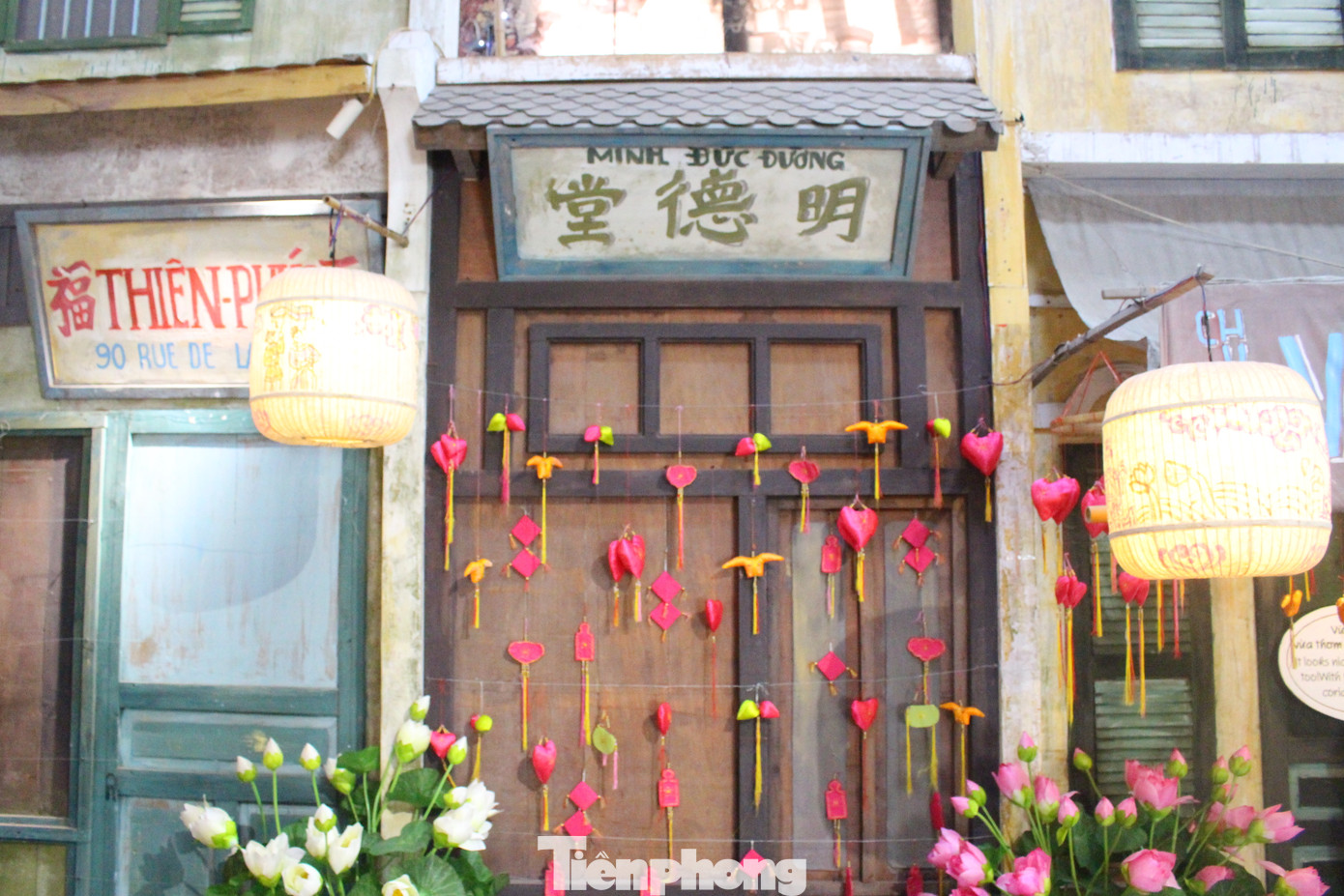 Tết Đoan Ngọ là ngày mở đầu chuỗi ngày nóng nhất trong năm nên thường xảy ra nhiều bệnh dịch. Vì vậy, ông cha ta có nhiều phương cách trừ trùng, phòng bệnh để bảo vệ sức khỏe. Từ đó, các tiệm thuốc y học cổ truyền dần xuất hiện.