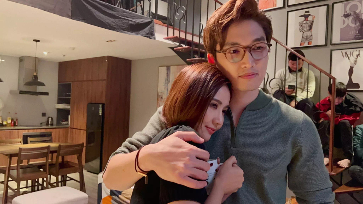 Ở hậu trường, hai diễn viên cũng dành cho nhau sự quan tâm. Huyền Lizzie và Đình Tú còn cùng nhau thực hiện những video trẻ trung, vui tươi để đăng trên trang cá nhân và rất chăm chỉ tương tác trên mạng xã hội.