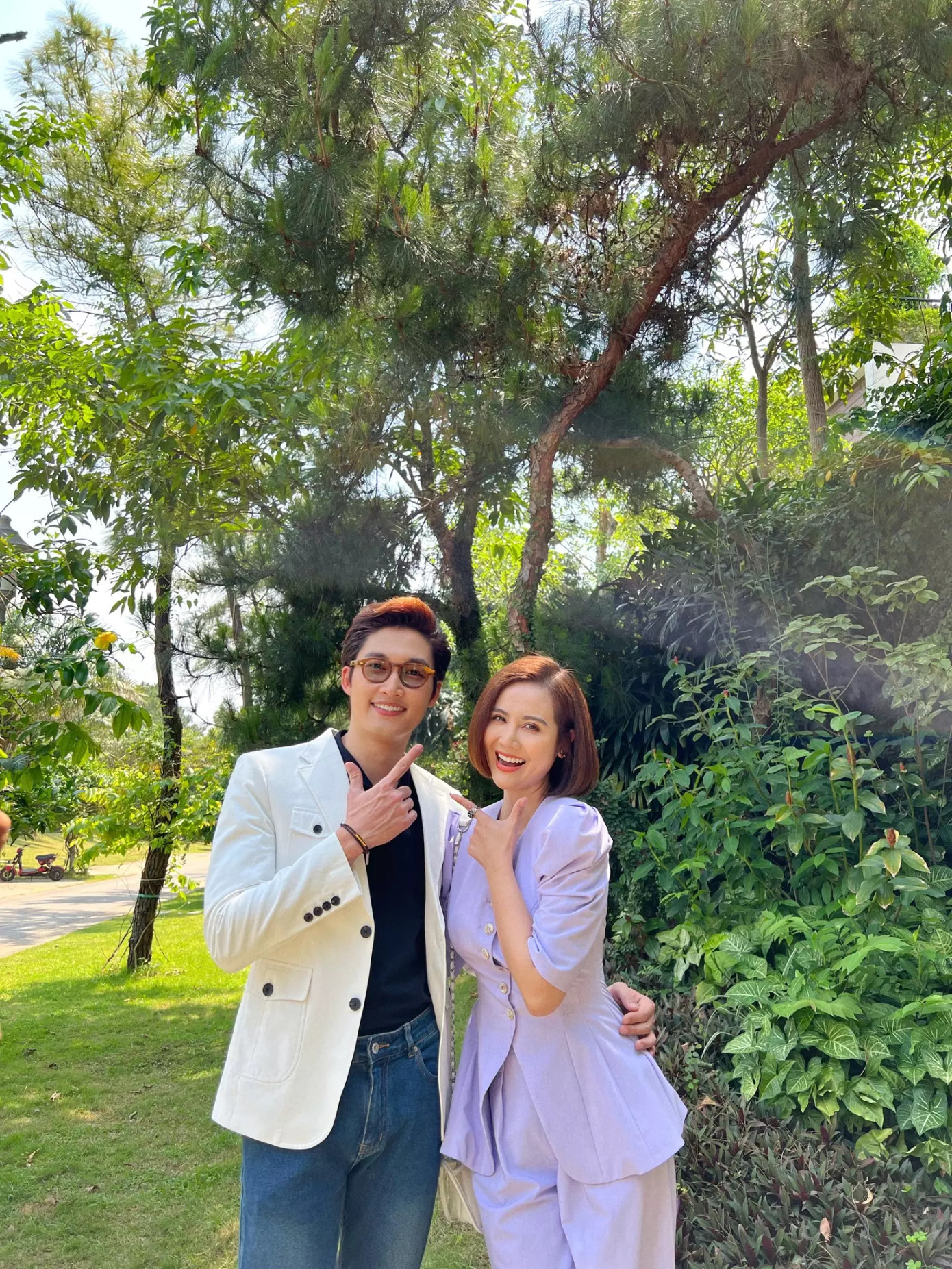 Diễn viên Huyền Lizzie cho biết Đình Tú là bạn diễn rất ăn ý. Những cảnh hôn của Duy và Trang trên màn ảnh đều là hôn thật.