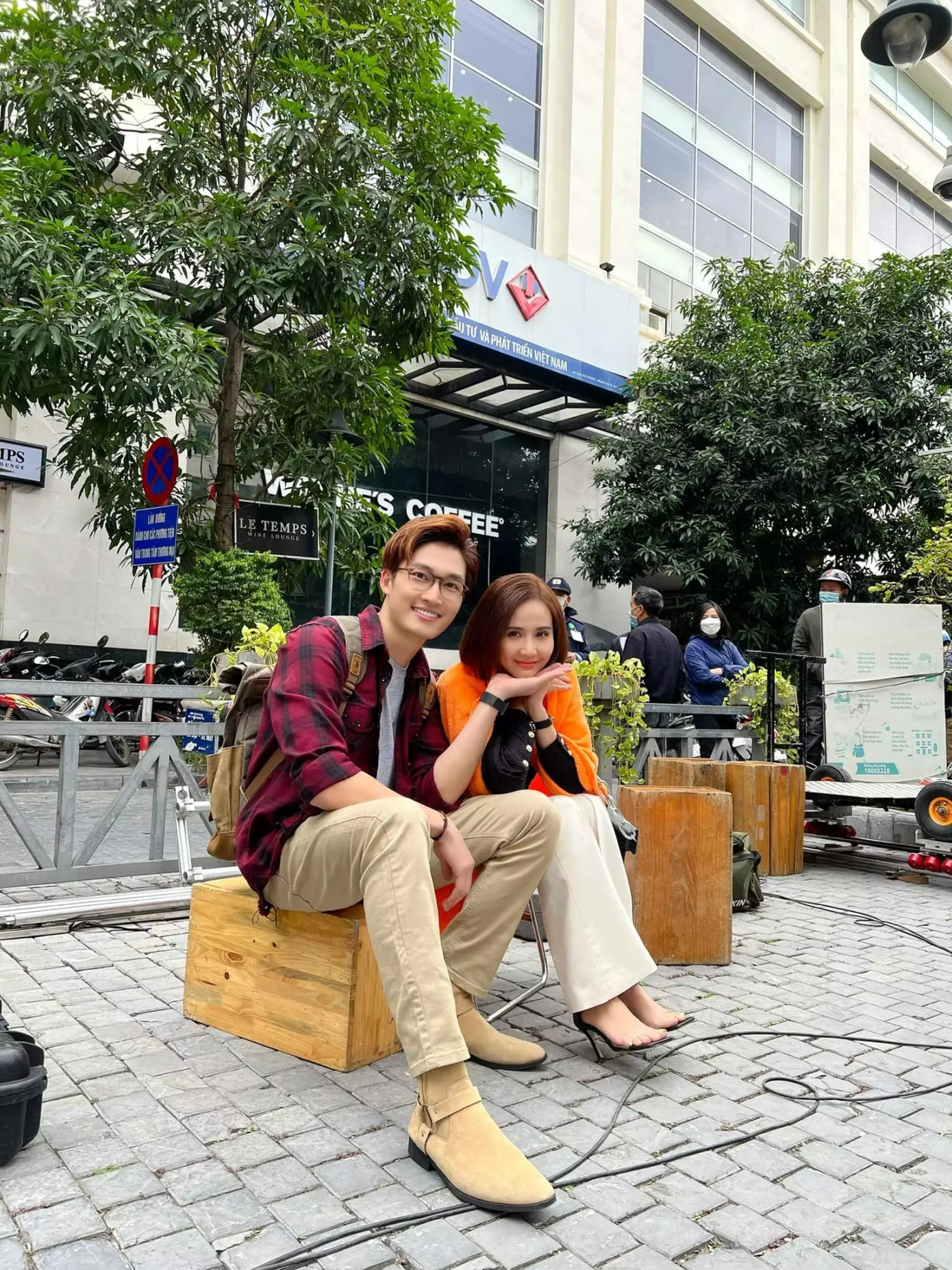 Sau khi người trong cuộc xác nhận chuyện chia tay, trang cá nhân của Đình Tú xuất hiện nhiều bình luận cho rằng nam diễn viên sinh năm 1992 không nên chia sẻ quá nhiều hình ảnh thân thiết với Huyền Lizzie, dù đó là ảnh hậu trường phim.