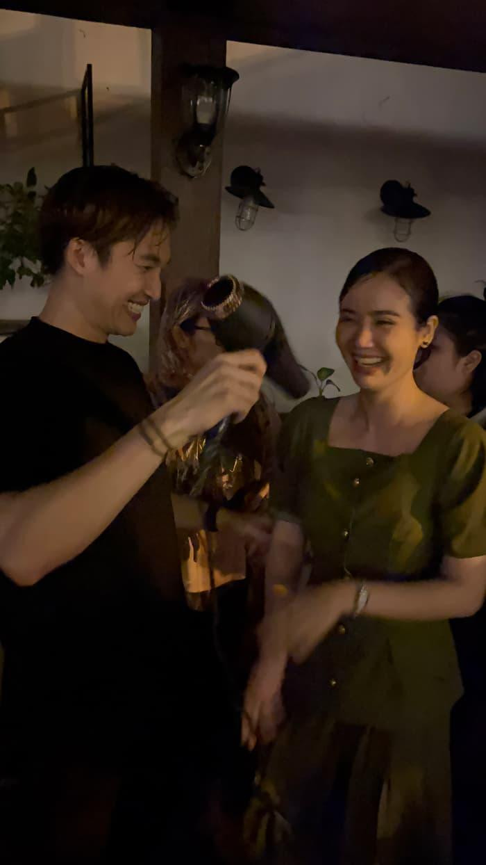 Bà mẹ một con cũng khẳng định cô và Đình Tú chỉ là bạn bè, đồng nghiệp thân thiết và chắc chắn không có chuyện mình là người thứ ba chen vào chuyện tình cảm của Đình Tú- Hương Giang.