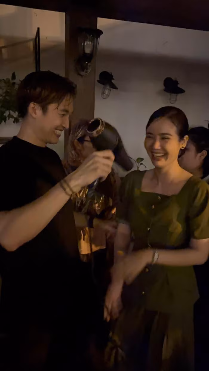 Bà mẹ một con cũng khẳng định cô và Đình Tú chỉ là bạn bè, đồng nghiệp thân thiết và chắc chắn không có chuyện mình là người thứ ba chen vào chuyện tình cảm của Đình Tú- Hương Giang. Bà mẹ một con cũng khẳng định cô và Đình Tú chỉ là bạn bè, đồng nghiệp thân thiết và chắc chắn không có chuyện mình là người thứ ba chen vào chuyện tình cảm của Đình Tú- Hương Giang.
