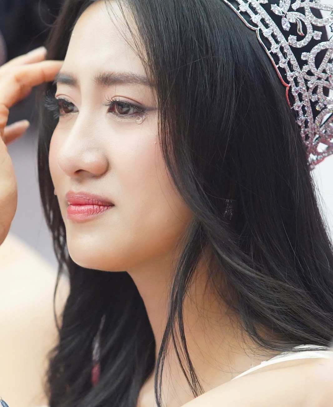 "Đêm chung kết tôi không khóc, nhưng khi ngồi đây lại không kìm nén được cảm xúc. Những tháng qua, 25 thí sinh Hoa hậu Việt Nam nhận được rất nhiều tình cảm của ban tổ chức cuộc thi và các cán bộ, phóng viên báo Tiền Phong. Khi được mọi người động viên, nhận những cái ôm tình cảm, tôi cảm nhận sự ấm áp", Trúc Linh nói.