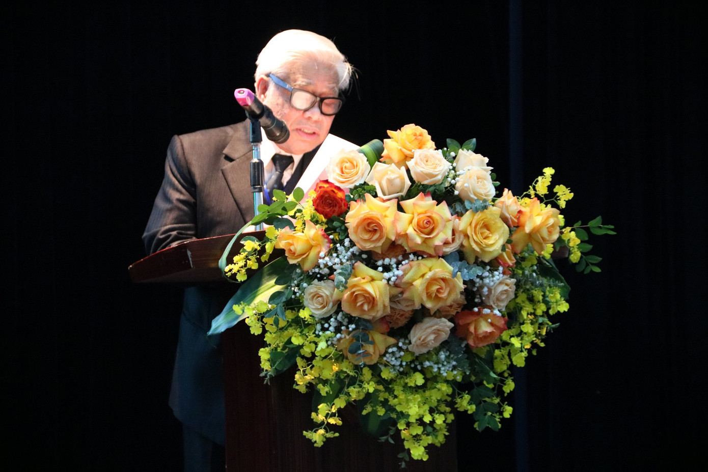 Nhà thơ Vũ Quần Phương có bài phát biểu về nghịch lý thơ. Ảnh: TOÁN PHAN. Nhà thơ Vũ Quần Phương có bài phát biểu về nghịch lý thơ. Ảnh: TOÁN PHAN.