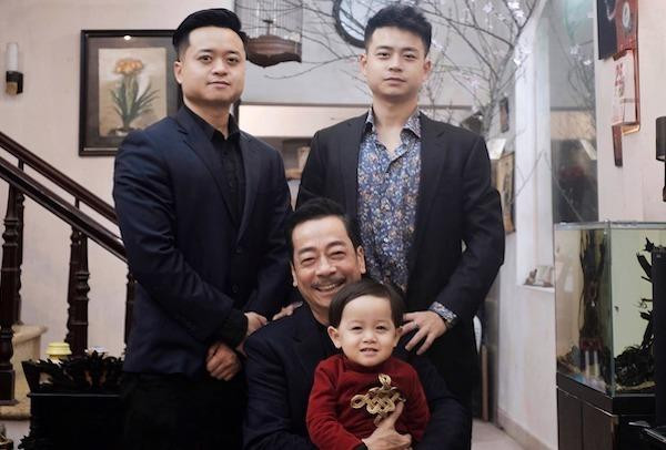 Hoàng Dương cùng cháu trai và anh trai Hoàng Duy chụp ảnh bên bố. Hoàng Dương cùng cháu trai và anh trai Hoàng Duy chụp ảnh bên bố.