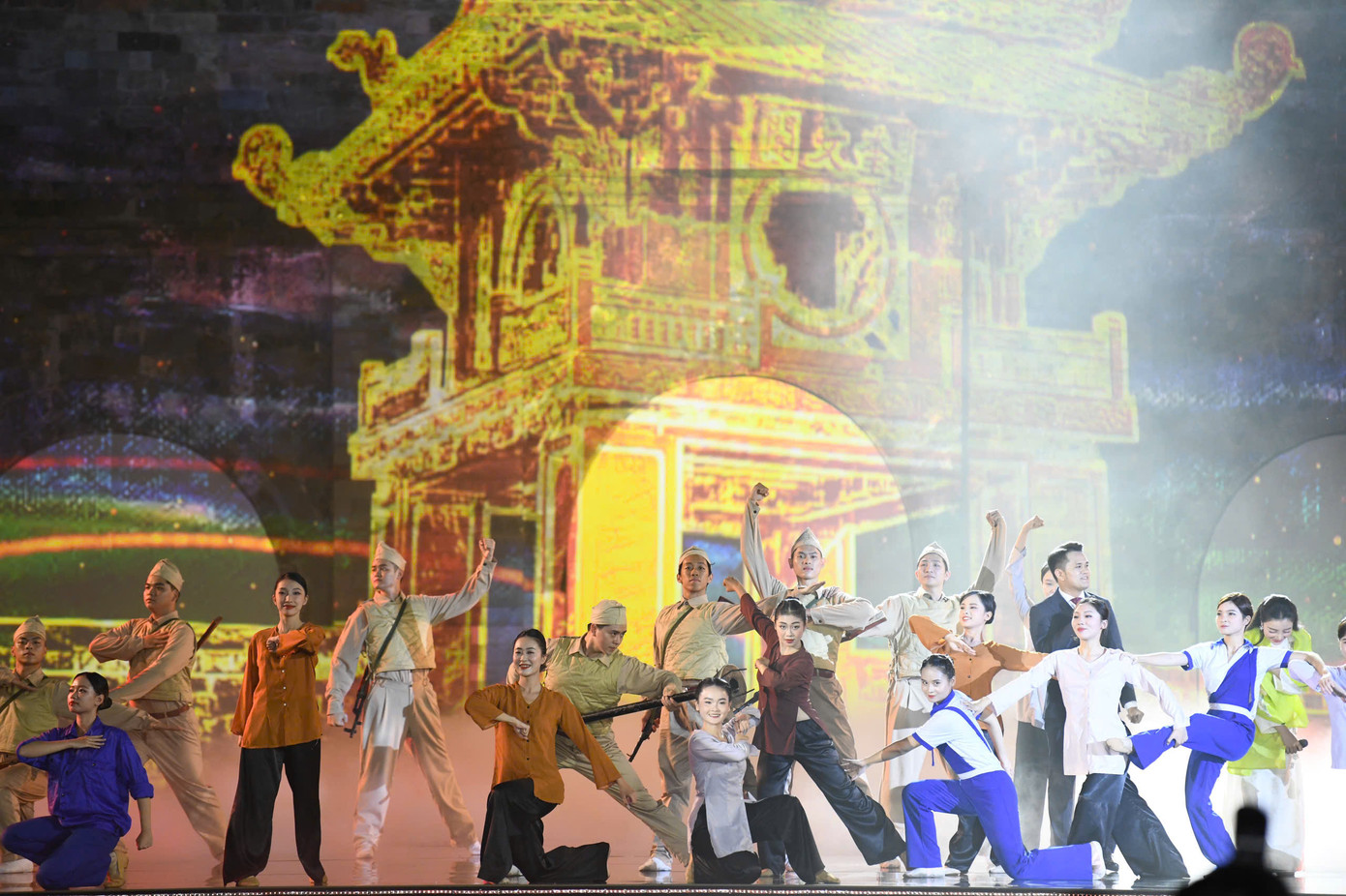 Các tiết mục nghệ thuật đưa khán giả trở lại với những câu chuyện lịch sử về Hà Nội.
