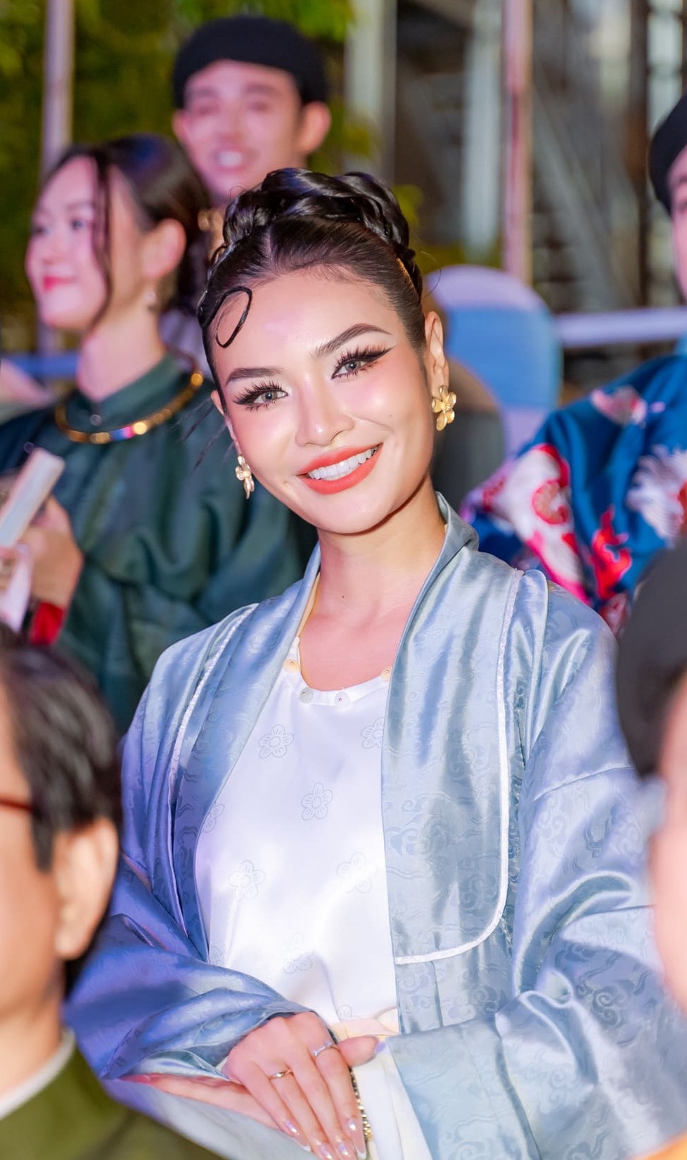 Á hậu Miss Cosmo 2024 Karnruethai Tassabut. Người đẹp lựa chọn dạng thức áo thời Lê Trung hưng và bày tỏ thích thú khi mặc trang phục truyền thống Việt Nam.