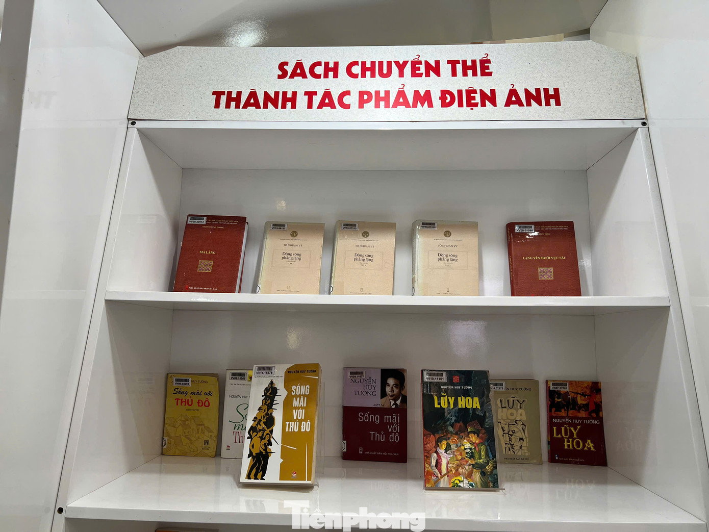 Các tư liệu phản ánh lịch sử hình thành và phát triển của Thủ đô Hà Nội.