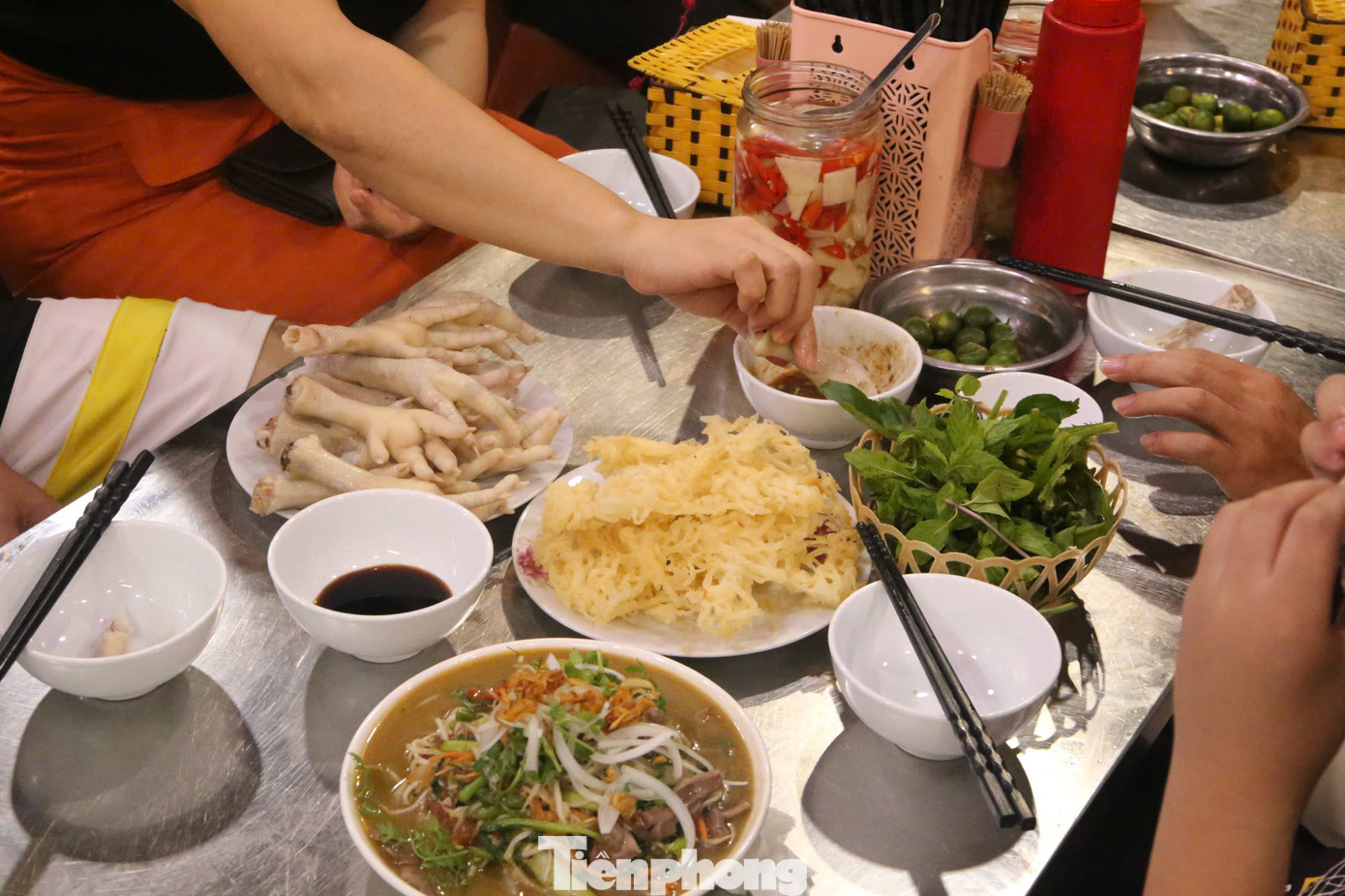 Nhận nguyên liệu từ sáng, sơ chế từ 13h để sẵn sàng đón khách từ khoảng 16h30, chị Đỗ Thị Bé nói vất vả nhưng rất đam mê, yêu công việc gắn bó với đặc sản quê hương và đặc biệt luôn đặt mình ở vị trí của khách để kiểm tra chất lượng thực phẩm.