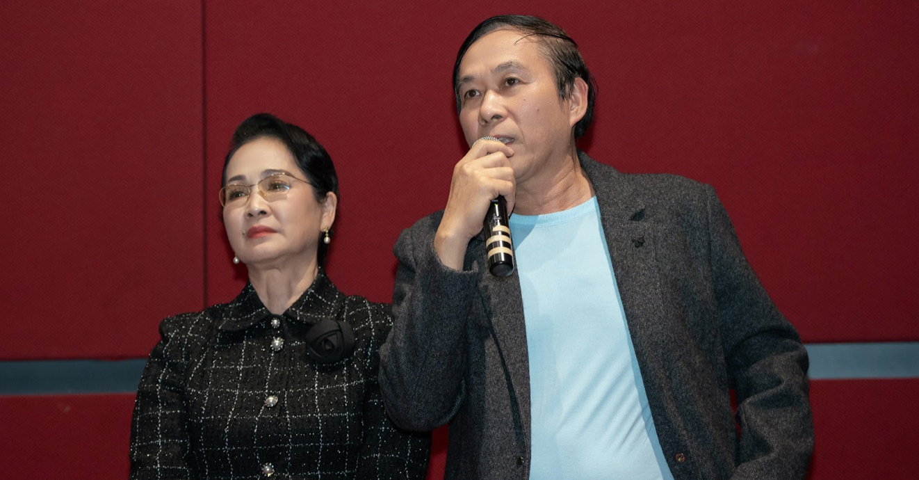 Dàn nghệ sĩ gạo cội như NSND Như Quỳnh, NSND Lê Khanh, vợ chồng NSND Lan Hương - NSƯT Đỗ Kỷ chúc mừng đạo diễn Bùi Thạc Chuyên và ê-kíp Địa đạo: Mặt trời trong bóng tối. Các nghệ sĩ hy vọng giới trẻ xem bộ phim để hiểu giá trị của hòa bình. "Lâu rồi tôi mới nhìn thấy diễn viên sống trong nhân vật thế này, đặc biệt là các diễn viên trẻ - những người chưa bao giờ trải qua sự khốc liệt của chiến tranh", NSND Lan Hương nói. Dàn nghệ sĩ gạo cội như NSND Như Quỳnh, NSND Lê Khanh, vợ chồng NSND Lan Hương - NSƯT Đỗ Kỷ chúc mừng đạo diễn Bùi Thạc Chuyên và ê-kíp Địa đạo: Mặt trời trong bóng tối. Các nghệ sĩ hy vọng giới trẻ xem bộ phim để hiểu giá trị của hòa bình. "Lâu rồi tôi mới nhìn thấy diễn viên sống trong nhân vật thế này, đặc biệt là các diễn viên trẻ - những người chưa bao giờ trải qua sự khốc liệt của chiến tranh", NSND Lan Hương nói.