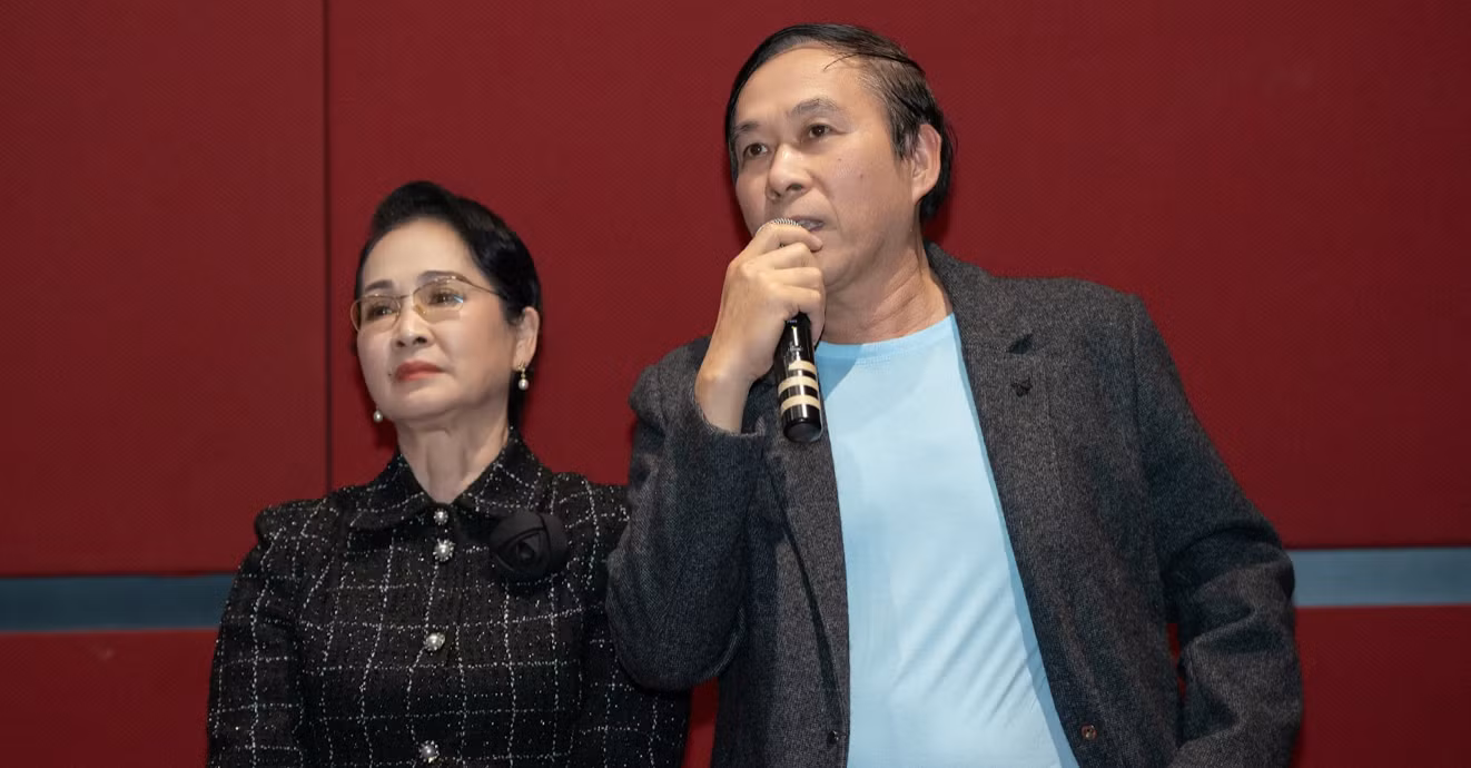 Dàn nghệ sĩ gạo cội như NSND Như Quỳnh, NSND Lê Khanh, vợ chồng NSND Lan Hương - NSƯT Đỗ Kỷ chúc mừng đạo diễn Bùi Thạc Chuyên và ê-kíp Địa đạo: Mặt trời trong bóng tối. Các nghệ sĩ hy vọng giới trẻ xem bộ phim để hiểu giá trị của hòa bình. "Lâu rồi tôi mới nhìn thấy diễn viên sống trong nhân vật thế này, đặc biệt là các diễn viên trẻ - những người chưa bao giờ trải qua sự khốc liệt của chiến tranh", NSND Lan Hương nói. Dàn nghệ sĩ gạo cội như NSND Như Quỳnh, NSND Lê Khanh, vợ chồng NSND Lan Hương - NSƯT Đỗ Kỷ chúc mừng đạo diễn Bùi Thạc Chuyên và ê-kíp Địa đạo: Mặt trời trong bóng tối. Các nghệ sĩ hy vọng giới trẻ xem bộ phim để hiểu giá trị của hòa bình. "Lâu rồi tôi mới nhìn thấy diễn viên sống trong nhân vật thế này, đặc biệt là các diễn viên trẻ - những người chưa bao giờ trải qua sự khốc liệt của chiến tranh", NSND Lan Hương nói.