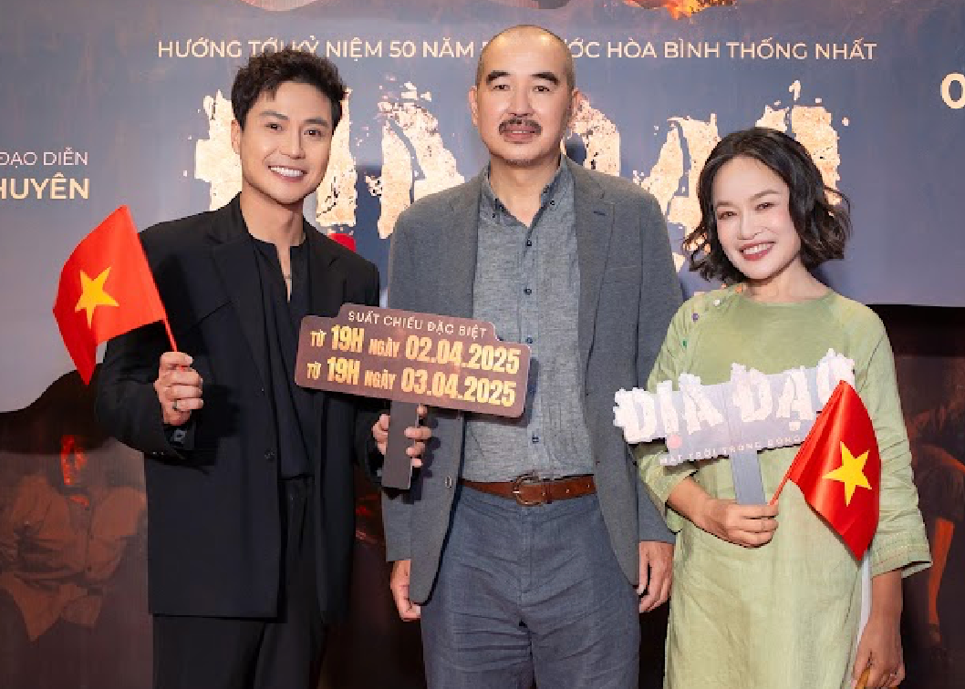 Đông đảo nghệ sĩ phía Bắc như vợ chồng nghệ sĩ Anh Tuấn - Nguyệt Hằng, diễn viên Thanh Bình, vợ chồng đạo diễn Khải Anh - Đan Lê, hai bộ đôi gia đình Việt Hoa, Anh Đào, diễn viên Thanh Sơn đến chung vui cùng đạo diễn Bùi Thạc Chuyên. Bà xã Tú Oanh cũng xuất hiện rạng rỡ bên cạnh chồng - đạo diễn Bùi Thạc Chuyên. Đông đảo nghệ sĩ phía Bắc như vợ chồng nghệ sĩ Anh Tuấn - Nguyệt Hằng, diễn viên Thanh Bình, vợ chồng đạo diễn Khải Anh - Đan Lê, hai bộ đôi gia đình Việt Hoa, Anh Đào, diễn viên Thanh Sơn đến chung vui cùng đạo diễn Bùi Thạc Chuyên. Bà xã Tú Oanh cũng xuất hiện rạng rỡ bên cạnh chồng - đạo diễn Bùi Thạc Chuyên.