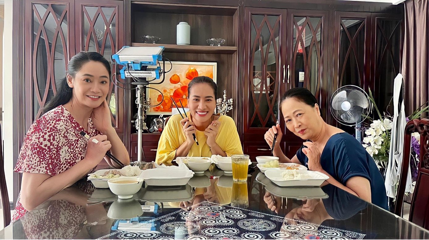 Diễn viên Quách Thu Phương cho biết cô đã thực hiện xong những cảnh quay cuối cùng tại biệt thự của gia đình nhà họ Hoàng. &quot;Bà Xuân&quot; tiết lộ trong thời gian bận rộn quay phim, cả ekip thường phải dậy từ lúc 5 giờ sáng, ăn tối lúc 21 giờ.