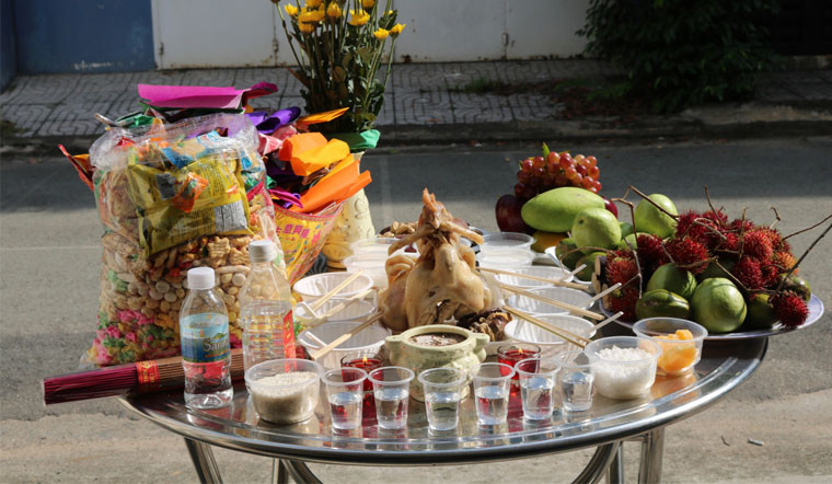 Khi hoàn tất lễ cúng chúng sinh, gạo, muối được vãi ra sân. Khi hoàn tất lễ cúng chúng sinh, gạo, muối được vãi ra sân.