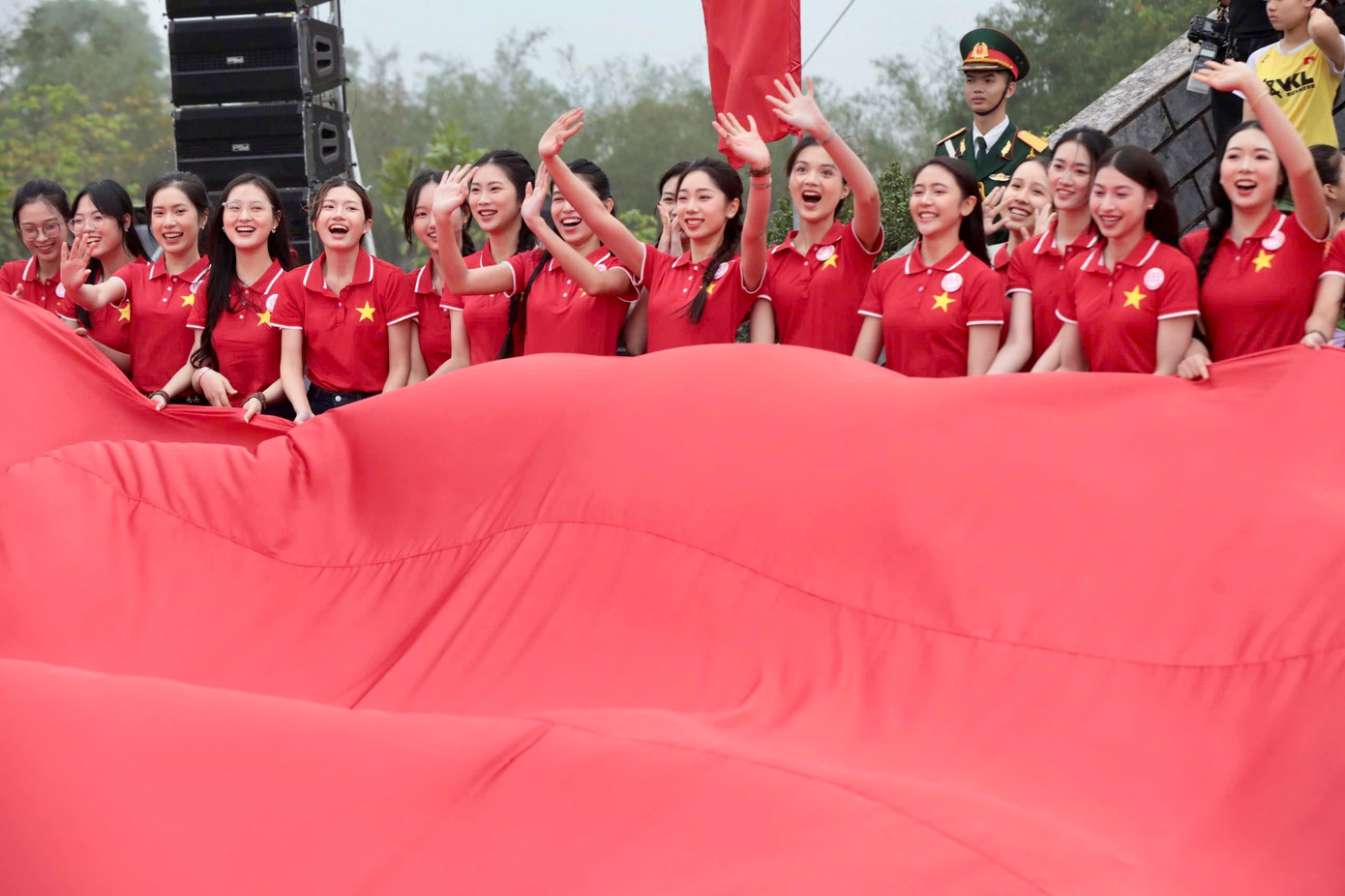 Thí sinh Đoàn Thị Diệu Huyền chia sẻ: “Sau khi tham gia Lễ Thượng cờ, tôi cảm thấy rất tự hào và xúc động. Là người con Quảng Trị, tôi càng thấu hiểu ý nghĩa của địa danh này. Khi lá cờ được kéo lên, tôi cảm nhận rõ niềm tự hào dân tộc và khát vọng thống nhất".