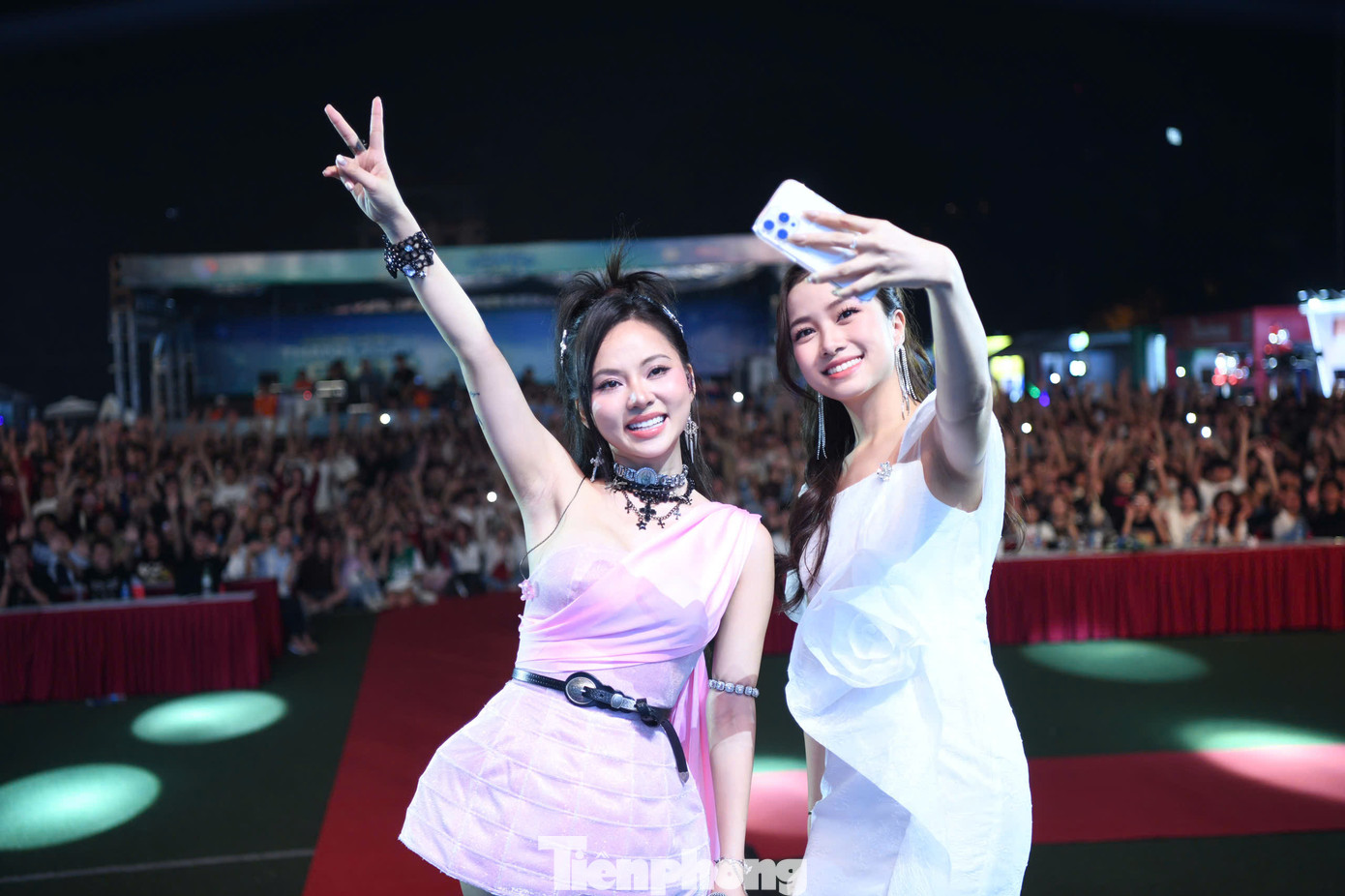 Sau phần trình diễn, Ngô Lan Hương hào hứng giao lưu, nán lại chụp hình cùng khán giả tại sân vận động Đại học Bách khoa Hà Nội. Trên sân khấu Ngày Thẻ Việt Nam 2024 - Sóng Festival, Ngô Lan Hương cũng hát một đoạn trong ca khúc Như nào - sản phẩm âm nhạc vừa ra mắt lúc 20h tối 5/10.