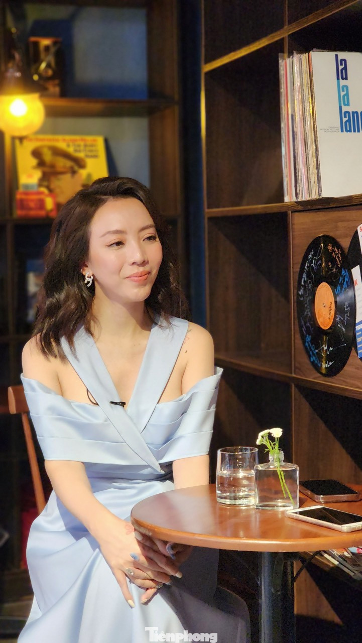 Suốt cuộc trò chuyện, diễn viên hài Thu Trang nhiều lần nhấn mạnh có được cái gật đầu của Thái Hòa là thành công lớn. "Hai lần trước, tôi có ý định mời nhưng anh Thái Hòa đều nói chưa sẵn sàng. Lần này ngỏ lời tôi rất hồi hộp, nhưng chỉ nghe vài câu về kịch bản, anh đồng ý ngay", nữ diễn viên tâm sự. Ảnh: Trọng Quân.