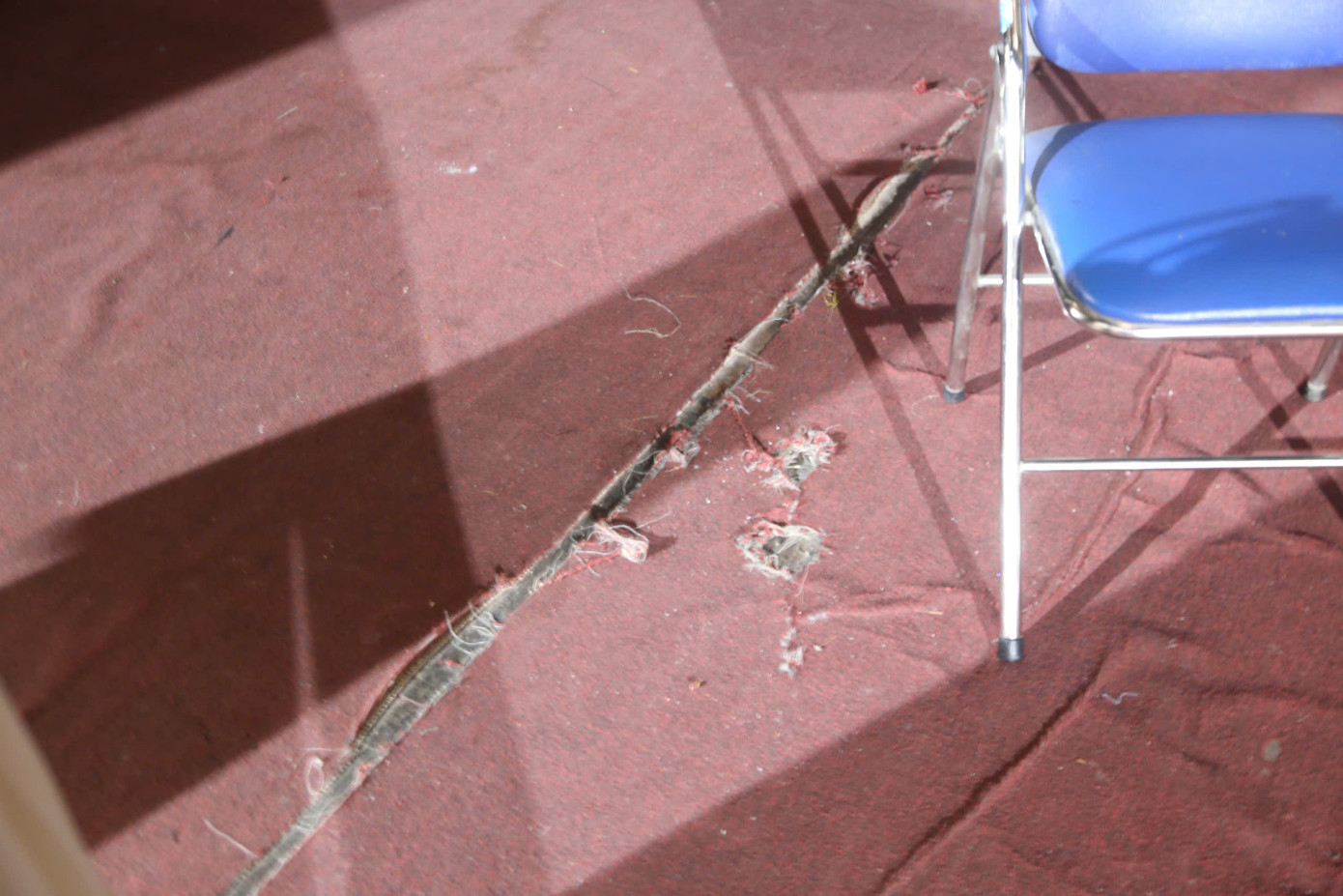 Theo ghi nhận của phóng viên, nhiều mảng tường, trần của nhà hát đã bong tróc. Do cơ sở vật chất xuống cấp, nhà hát không có kho chuyên dụng để cất đồ.