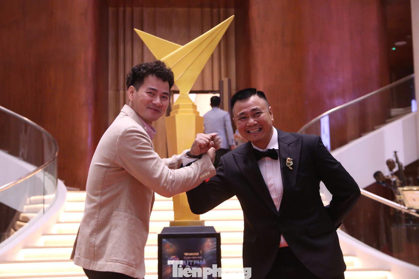 Chương trình Chào năm mới 2025 diễn ra tối 1/1 tại Nhà hát Hồ Gươm (Hà Nội), với điểm nhấn là lễ trao giải VTV Awards 2024. Sự kiện tôn vinh những thành tựu, cá nhân và tập thể có đóng góp đột phá trong năm. Ở thảm đỏ VTV Awards 2024, NSND Tự Long và NSND Xuân Bắc thu hút sự chú ý của khán giả. NSND Tự Long có một màn biểu diễn trong chương trình. NSND Xuân Bắc là thành viên ban giám khảo. &quot;Năm nay quá khó để chọn ra những cái tên vào vòng trong. Rất may, ban giám khảo có chung góc nhìn&quot;, NSND Xuân Bắc nói.