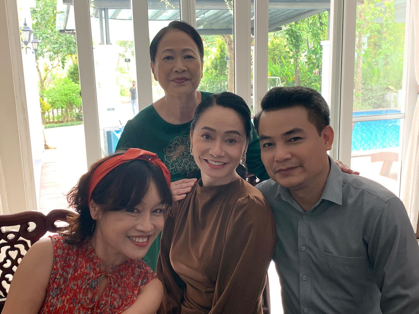 Bộ phim &quot;Hương vị tình thân&quot; đã chính thức đóng máy vào ngày 2/10, sau hơn 10 tháng kể từ ngày khởi quay. Trên trang cá nhân, dàn diễn viên đã chính thức nói lời chia tay và chia sẻ những kỉ niệm trong quá trình làm phim.