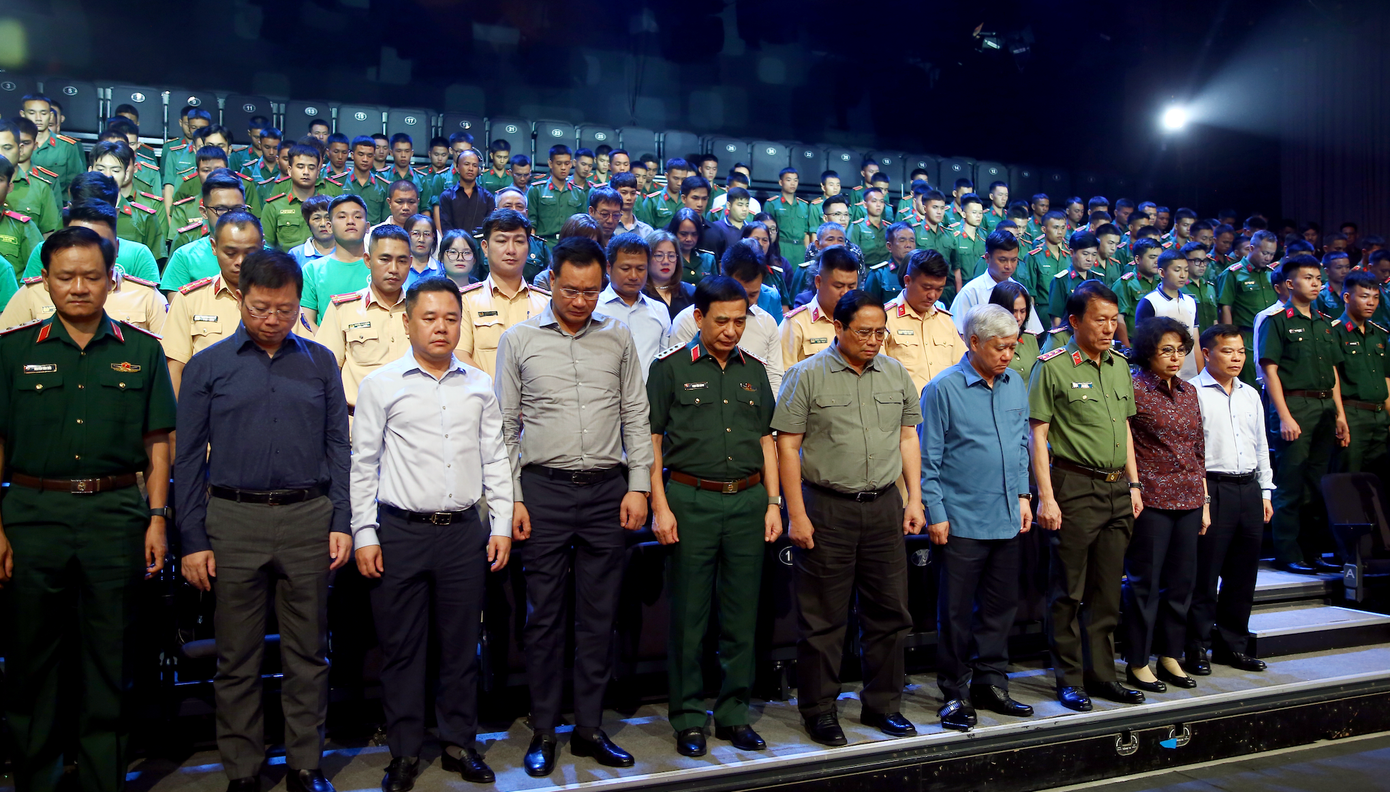 Các đại biểu dành phút mặc niệm, tưởng nhớ những người thiệt mạng do mưa lũ, thiên tai.