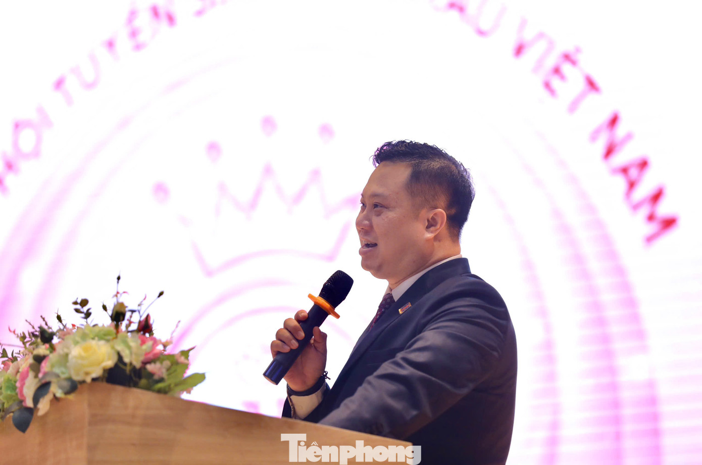 PGS.TS Nguyễn Đức Trung - Hiệu trưởng Đại học Ngân hàng TPHCM - động viên các nữ sinh dám ước mơ, dám thực hiện và biến ước mơ thành sự thật tại cuộc thi Hoa hậu Việt Nam. Ảnh: Duy Anh. PGS.TS Nguyễn Đức Trung - Hiệu trưởng Đại học Ngân hàng TPHCM - động viên các nữ sinh dám ước mơ, dám thực hiện và biến ước mơ thành sự thật tại cuộc thi Hoa hậu Việt Nam. Ảnh: Duy Anh.