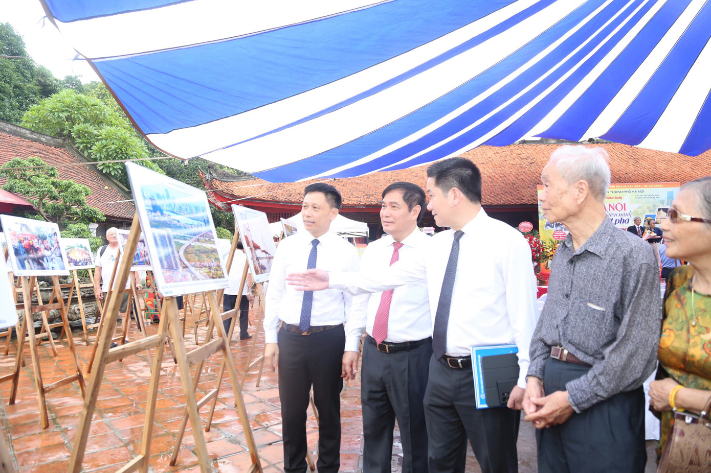 Các đại biểu, khách mời tham quan triển lãm.