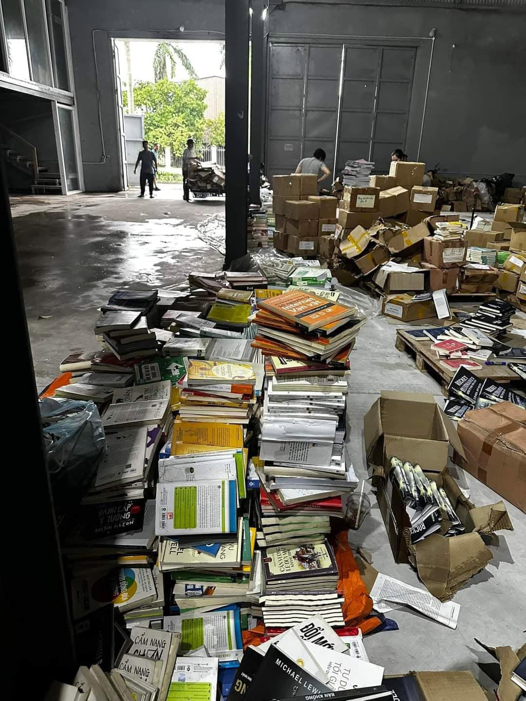 30-50% số sách trong kho bị ướt do mưa lớn. Ảnh: NVCC. 30-50% số sách trong kho bị ướt do mưa lớn. Ảnh: NVCC.