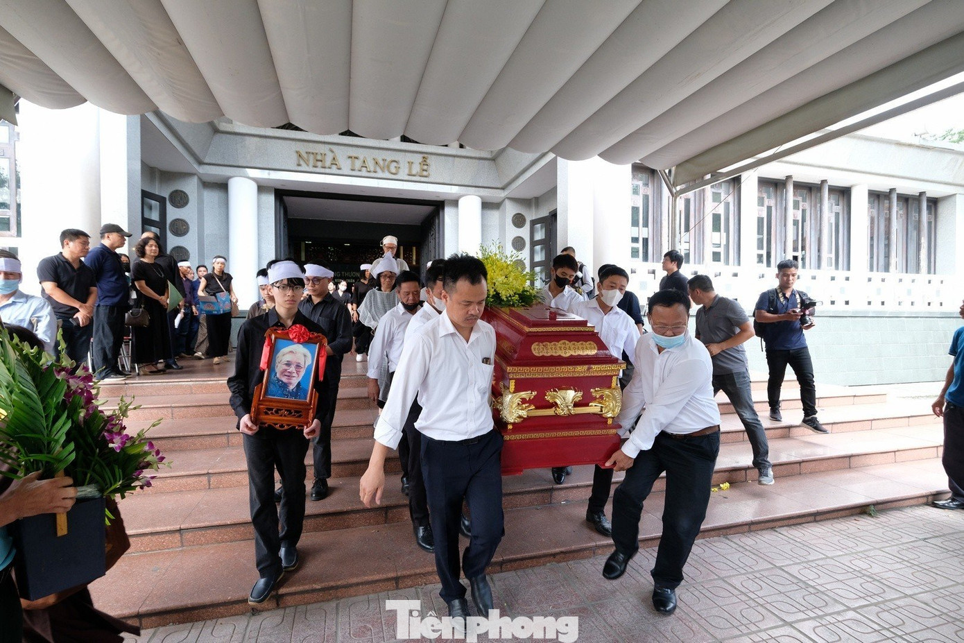 Gia đình tổ chức lễ an táng lúc 11h ngày 25/7. NSND Trần Bảng an nghỉ tại nghĩa trang quê nhà (xã Cổ Am, huyện Vĩnh Bảo, TP. Hải Phòng). Gia đình tổ chức lễ an táng lúc 11h ngày 25/7. NSND Trần Bảng an nghỉ tại nghĩa trang quê nhà (xã Cổ Am, huyện Vĩnh Bảo, TP. Hải Phòng).