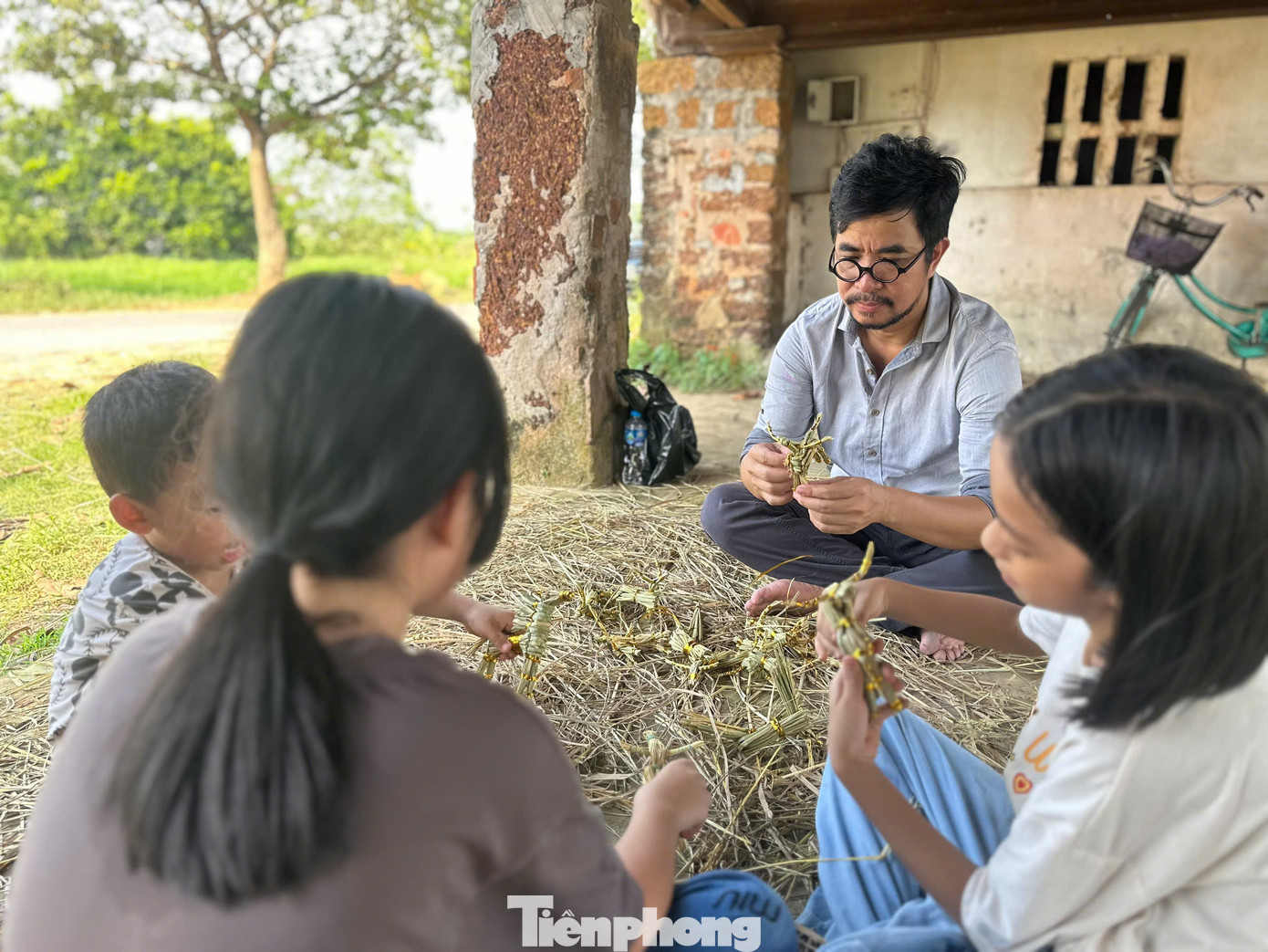 "Cách tạo hình những chú trâu từ rơm rất đơn giản, trẻ em cũng dễ dàng học theo. Chỉ cần kiên nhẫn, các bạn nhỏ đã có cho riêng mình những món đồ chơi an toàn, không tốn kém, lại thân thiện với môi trường", anh Phát nói.