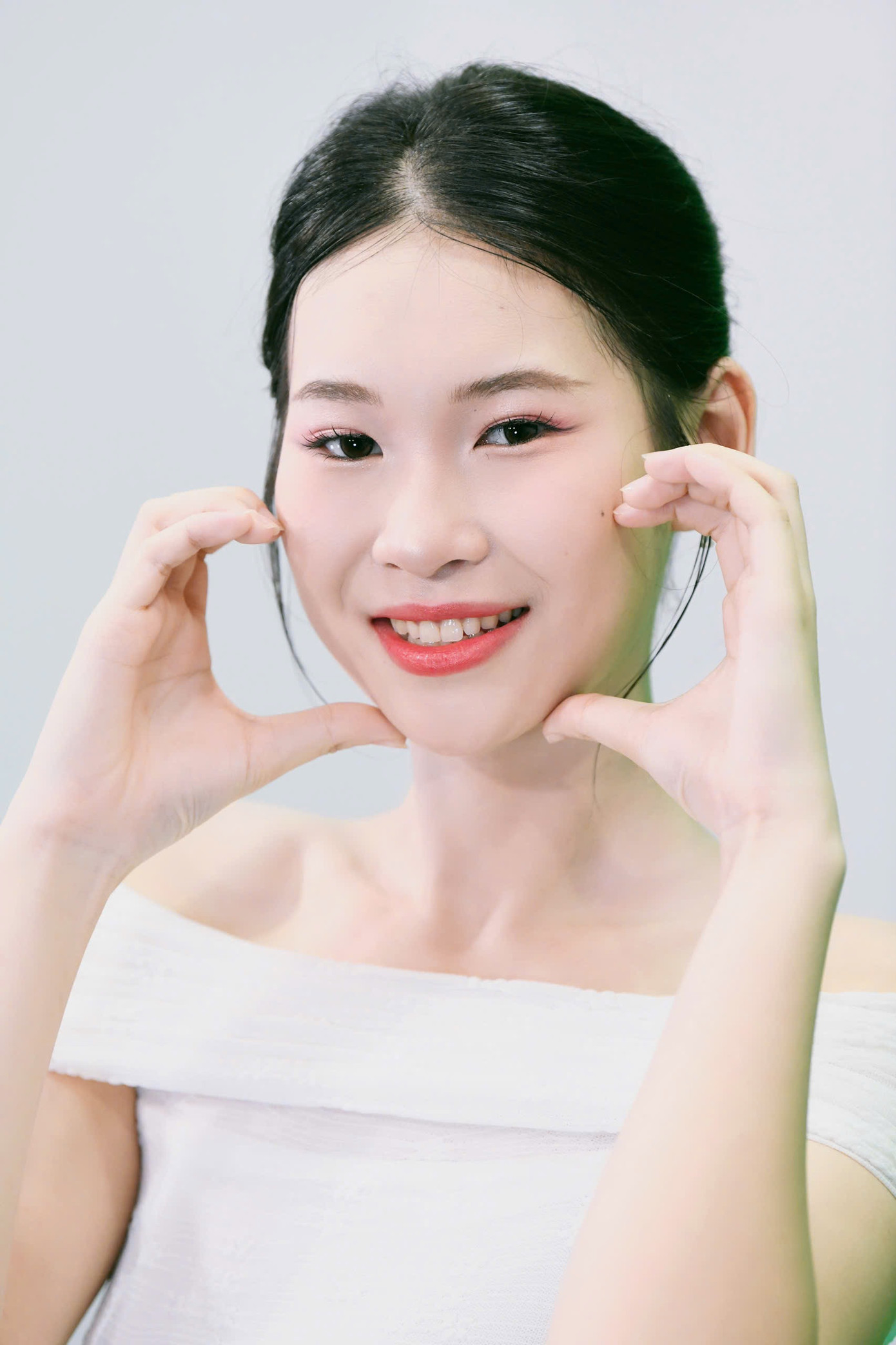 Nữ sinh Đại học Giao thông vận tải khẳng định cuộc thi Hoa hậu Việt Nam 2024 cho cô nhiều trải nghiệm quý giá mà một cô gái tuổi đôi mươi không dễ gì có được. Quãng thời gian tham gia cuộc thi cũng giúp cô trưởng thành, hoàn thiện kỹ năng catwalk, ứng xử. "Là thí sinh nhỏ tuổi, lại thiếu kinh nghiệm tham gia cuộc thi nhan sắc nhưng tôi không quá lo lắng. Tôi đi thi với tâm lý thoải mái, bình tĩnh, ham học hỏi. Tôi được nhiều thí sinh lớn tuổi hơn chỉ dạy kinh nghiệm đứng trên sân khấu. Trong cuộc thi, các thí sinh giống như người một nhà, đối xử với nhau chân thành", Hiền Nhi kể.