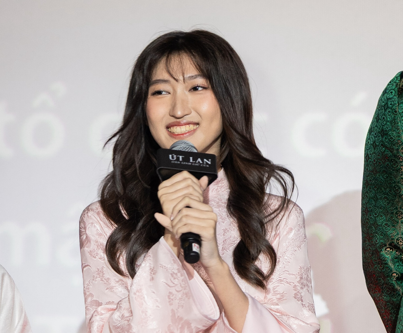 Mai Cát Vi (ảnh trái) và Mạc Văn Khoa chia sẻ về vai diễn mới.