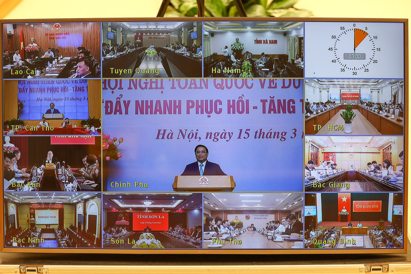 Các đại biểu thảo luận tình hình ngành du lịch, nêu giải pháp (ảnh: Nhật Bắc).