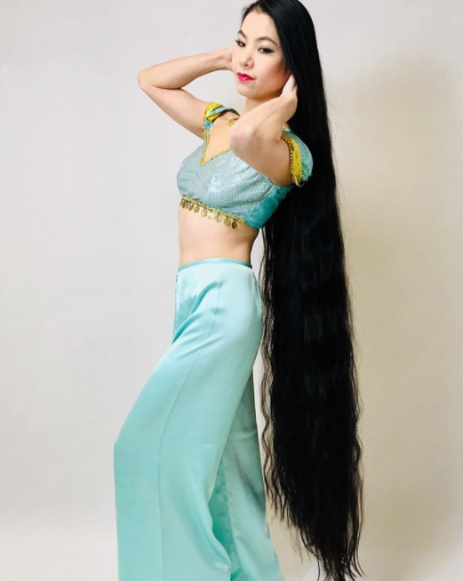 Kambe Rin là một vũ công 36 tuổi, hiện sinh sống và làm việc tại Tokyo. Thời gian qua, cô được mệnh danh là &quot;công chúa tóc mây&quot; Rapunzel ngoài đời thực nhờ mái tóc dài lên đến 2 mét của mình.